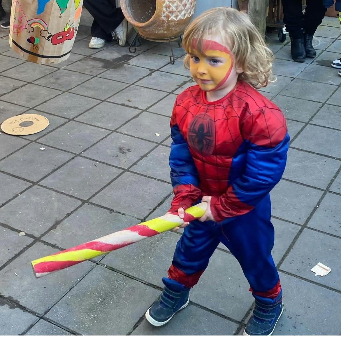 Lucas i Spider-Man dragt.