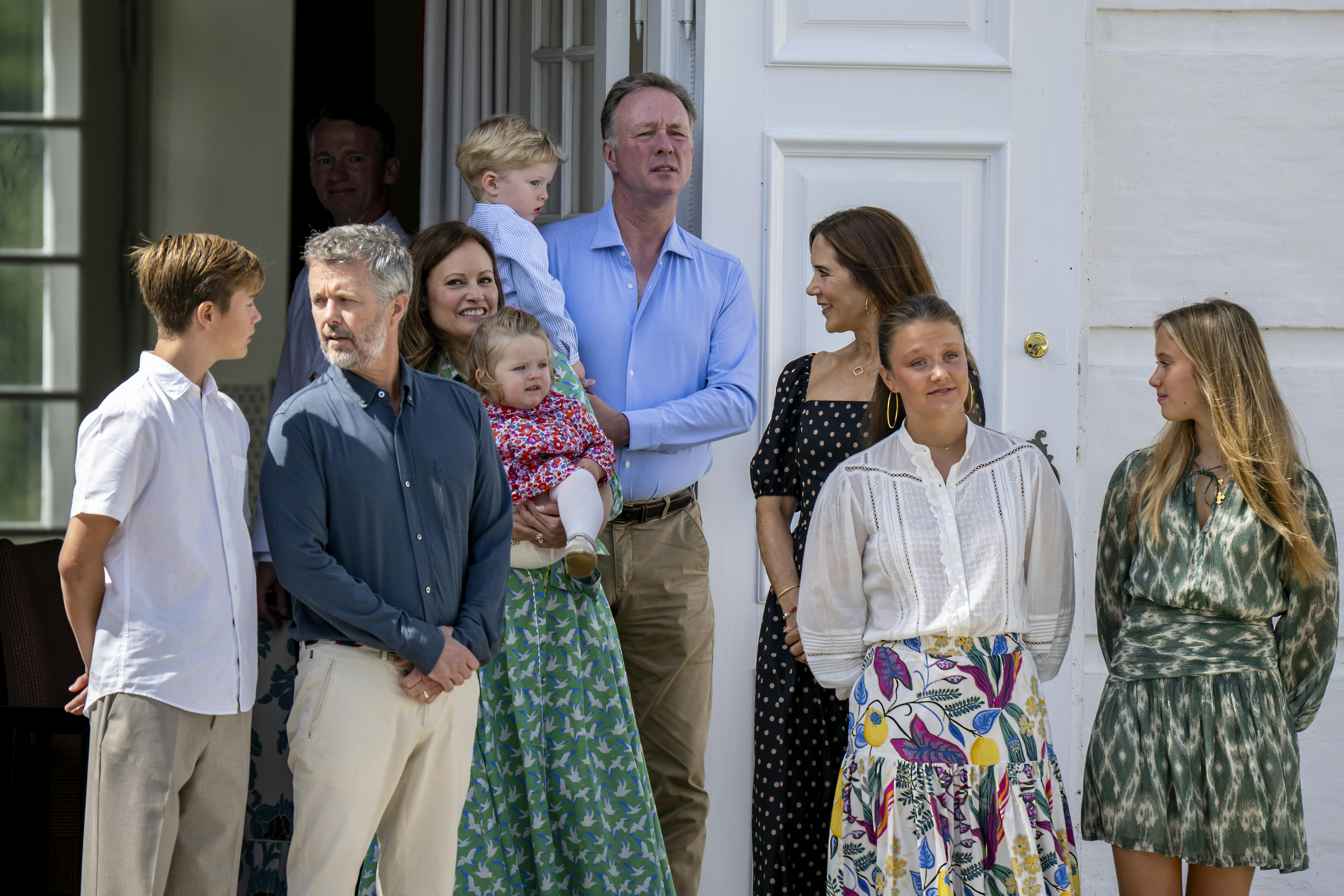 Kongefamilien og deres gæster på trappen ved Graasten Slot.