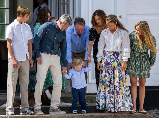 Kong Frederik og dronning Mary hjælper lille Gustav Albrecht ned ad trappen. 