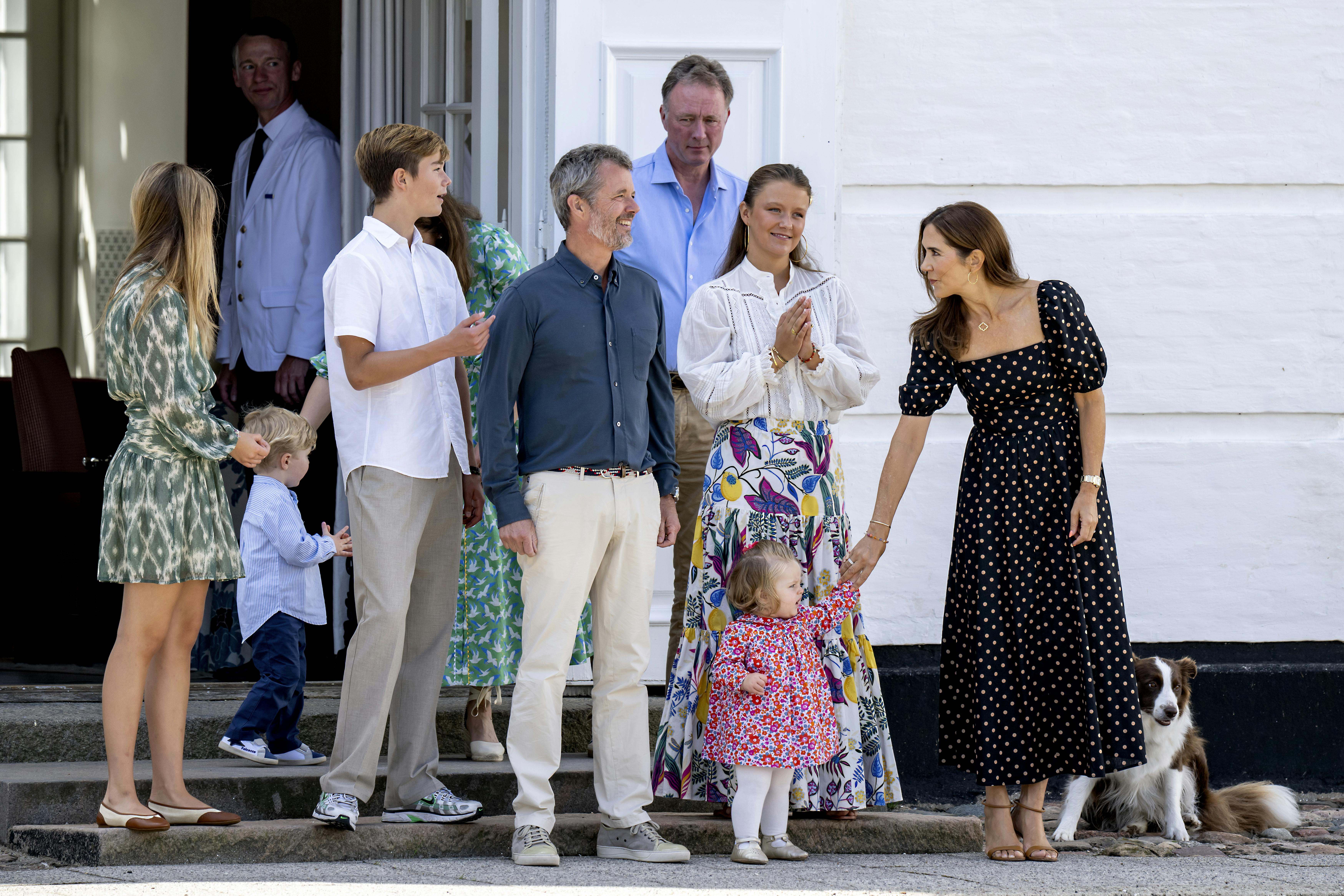 Kongefamilien og deres gæster på trappen ved Graasten Slot.