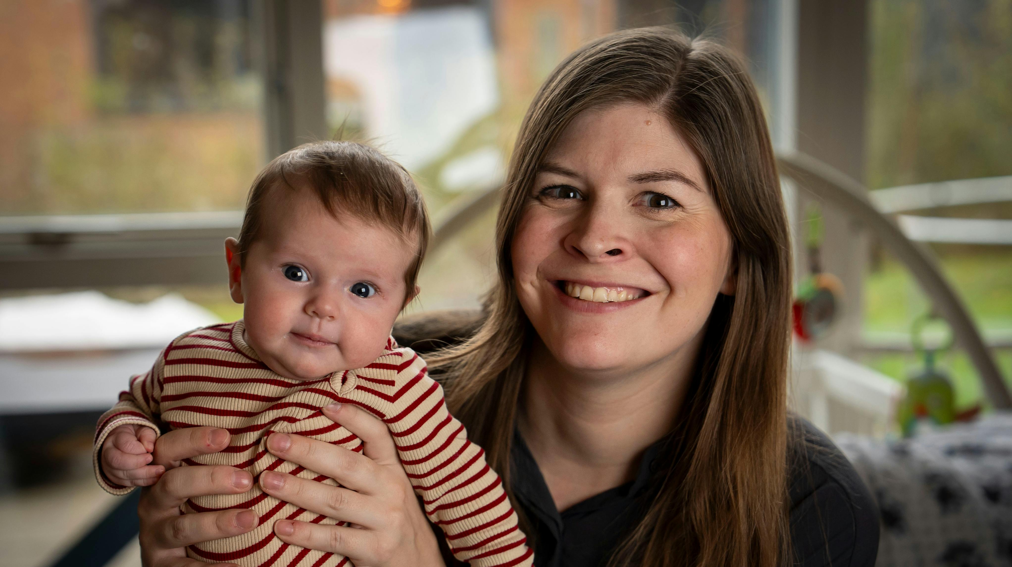 Lotte Friis med sin yngste datter Aurora.