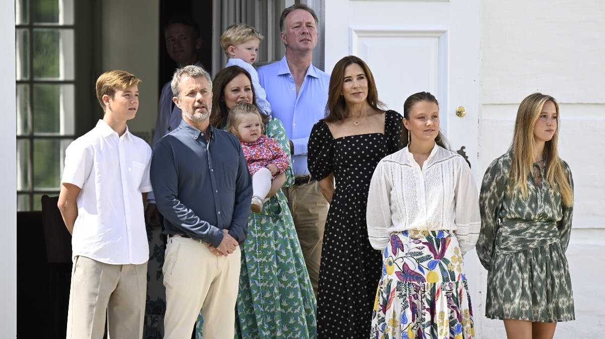 Kongeparret med børn og venner