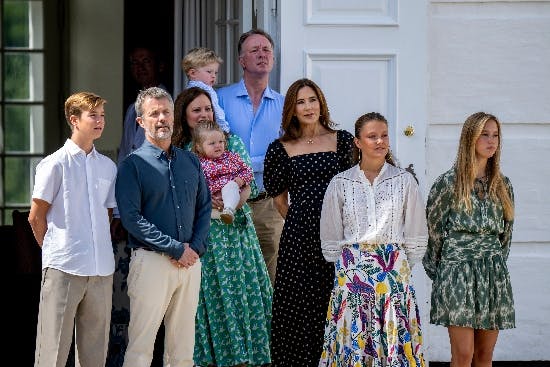 Isabella, Vincent og Josephine med kongeparret og gæster fra Berleburg