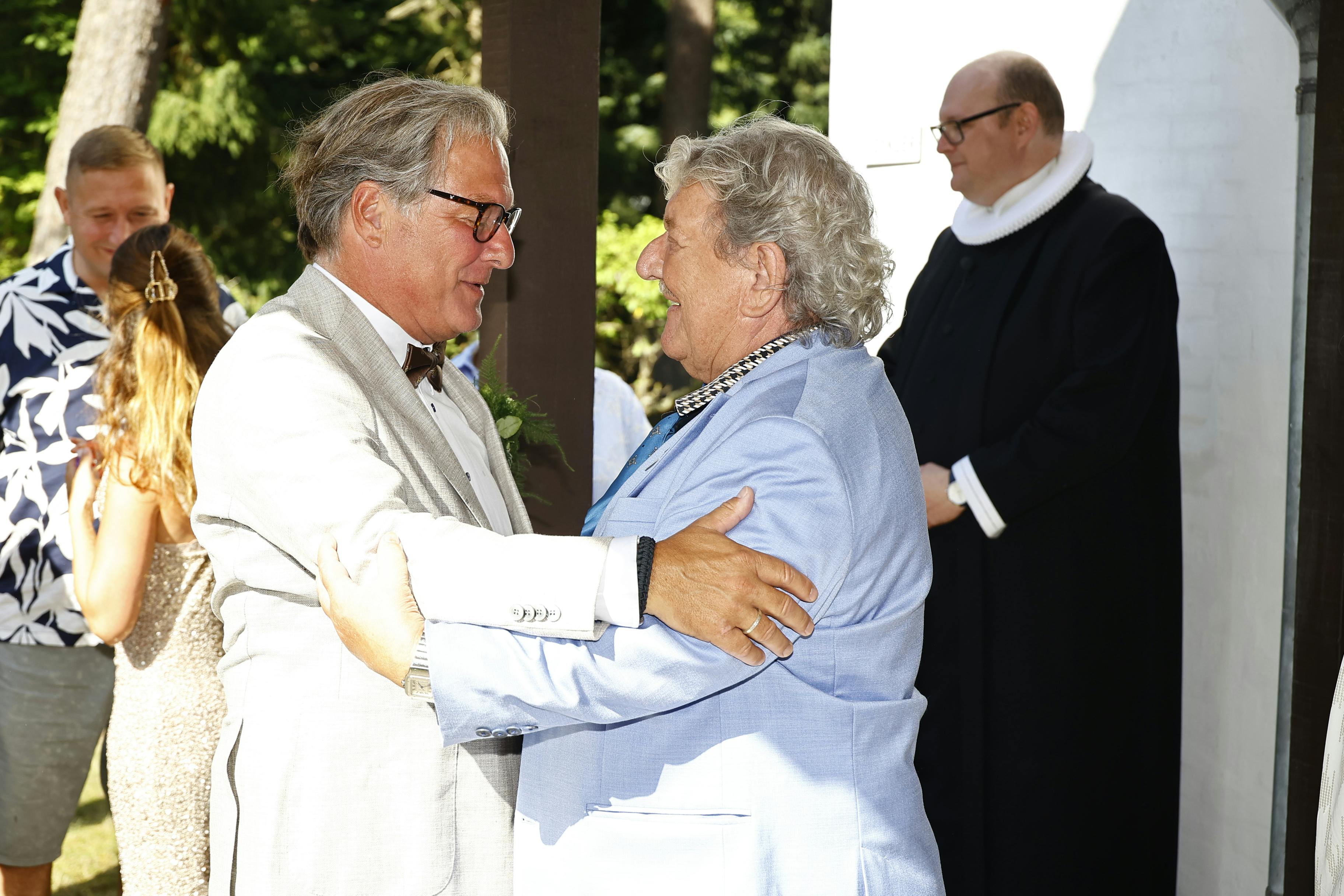 Tage Frandsen og brudgommen Henrik Lam.