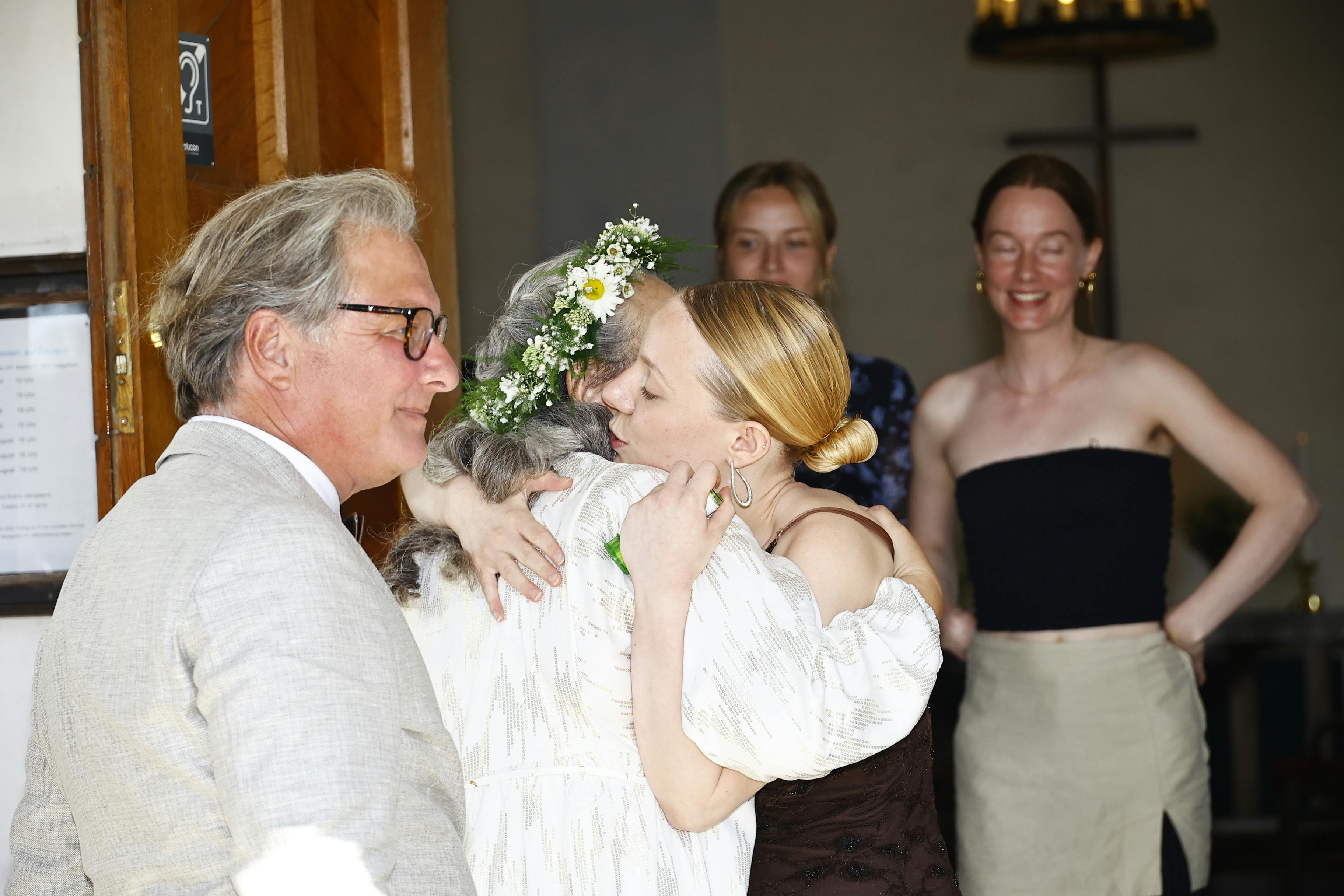 Anne Herdorf krammer datteren Sofie.
