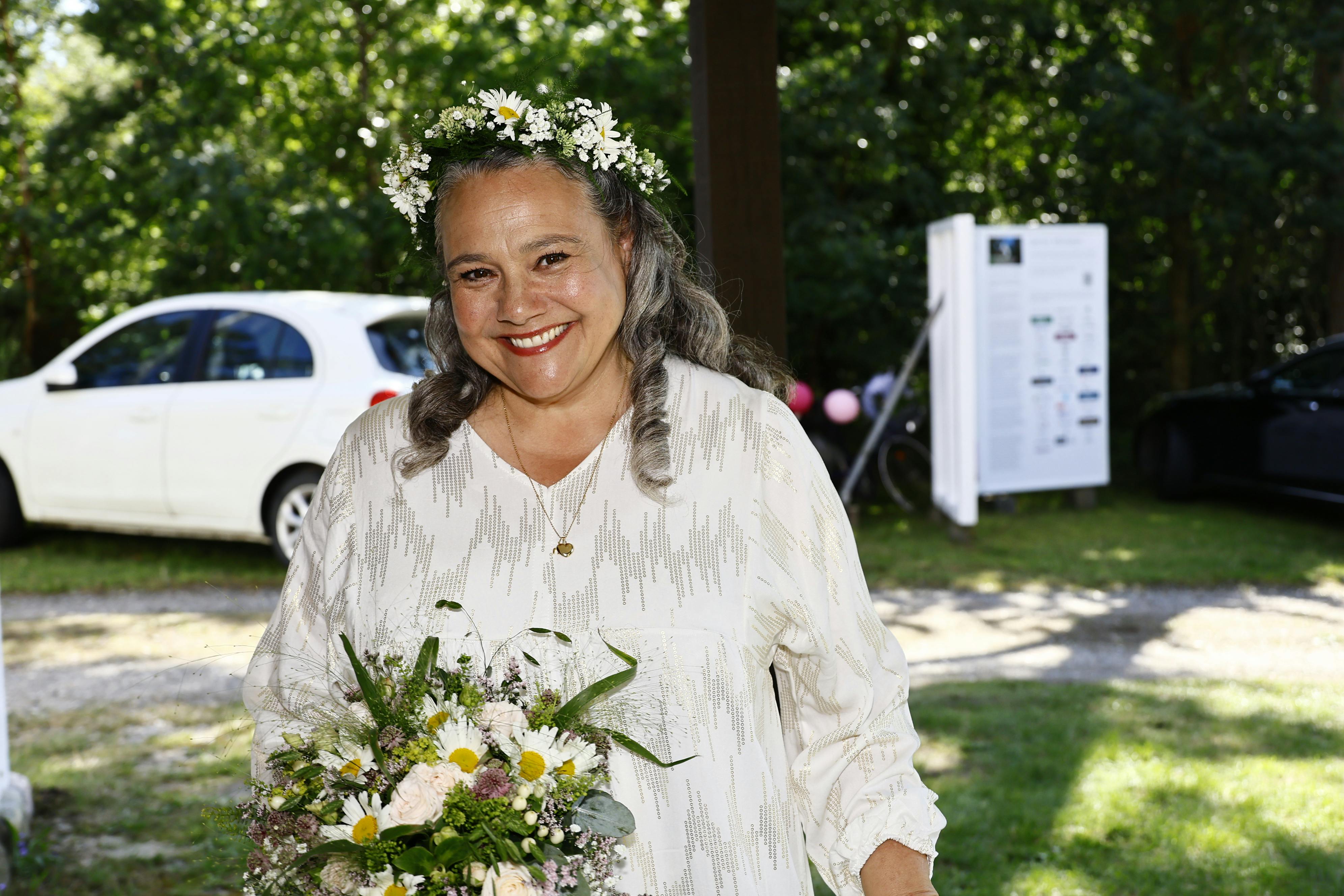 Anne Herdorf ankommer til kirken.