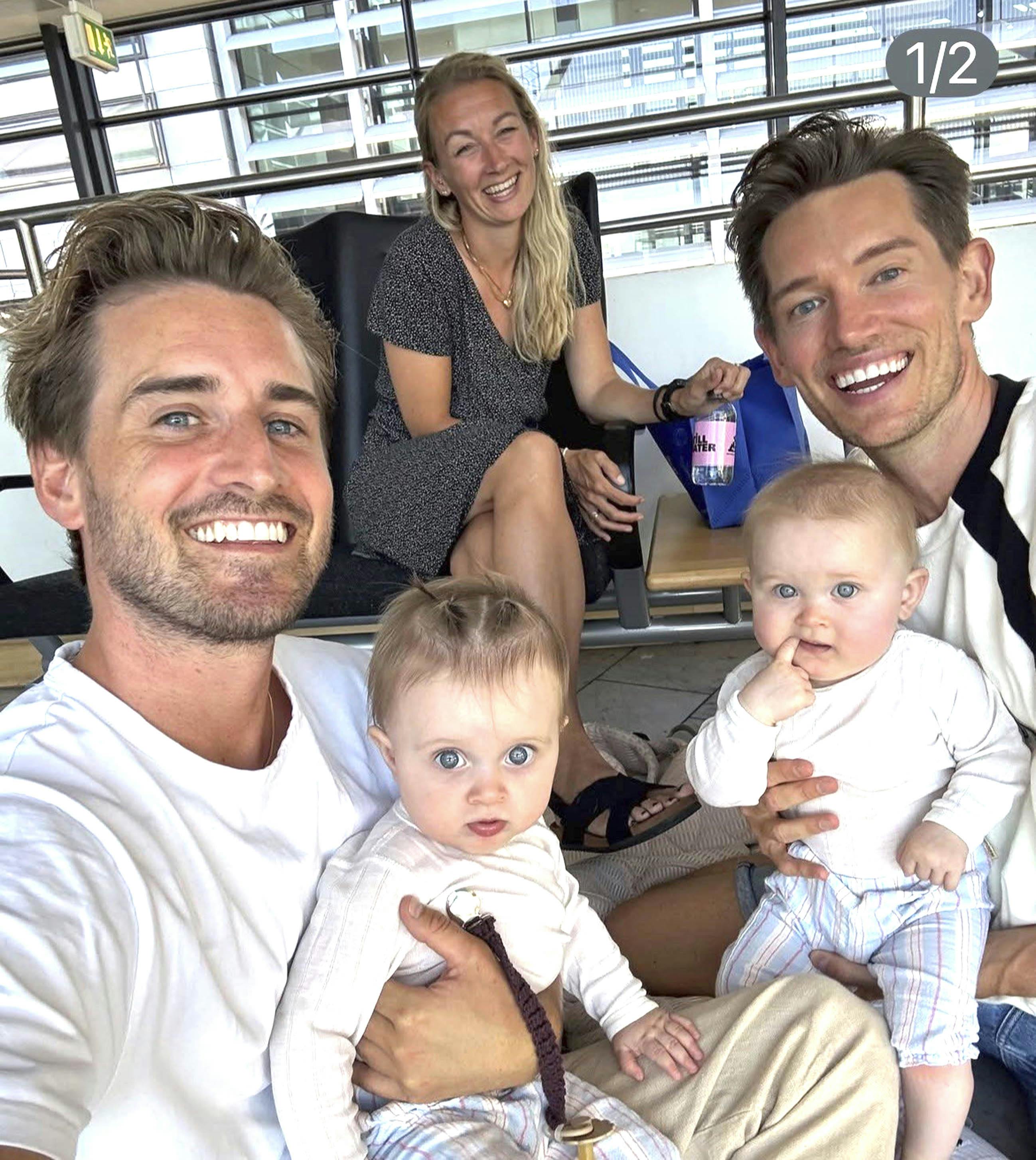 Morten og Frederik med deres tvillinger. I baggrunden ses graviditetsvært Nanna Brandt.