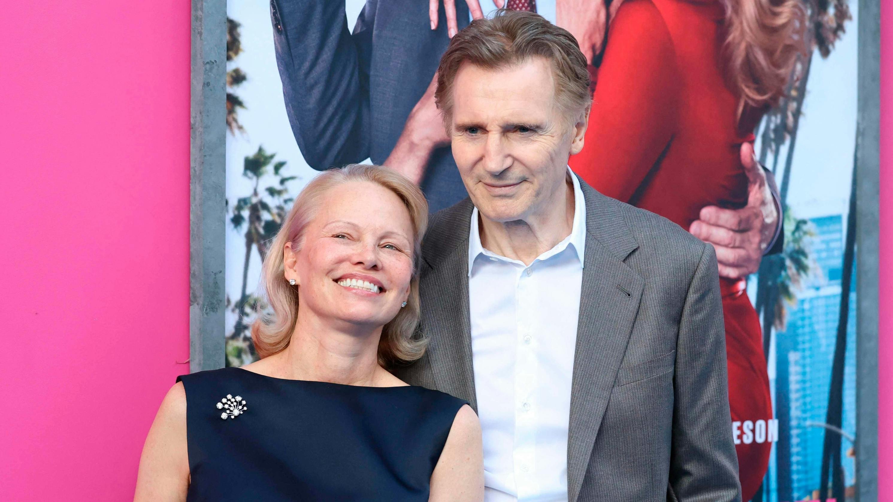 Pamela Anderson og Liam Neeson. 