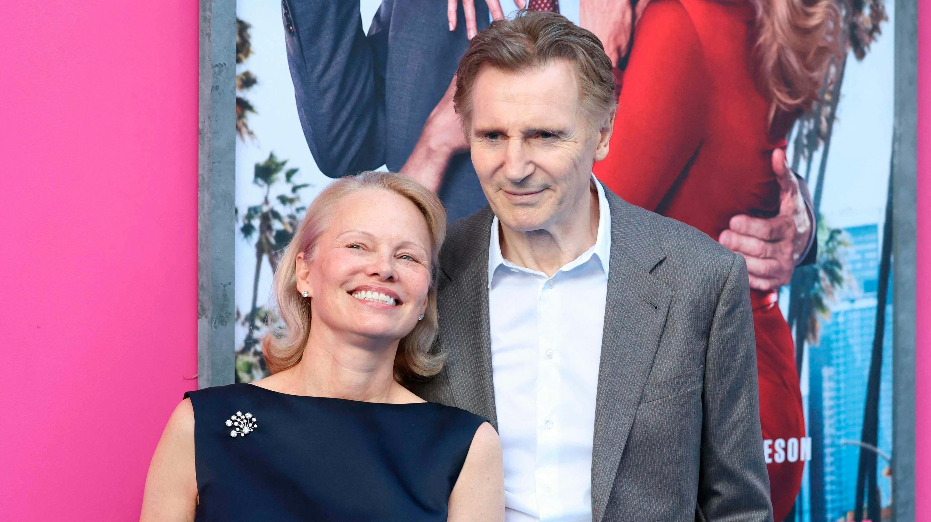 Pamela Anderson og Liam Neeson.