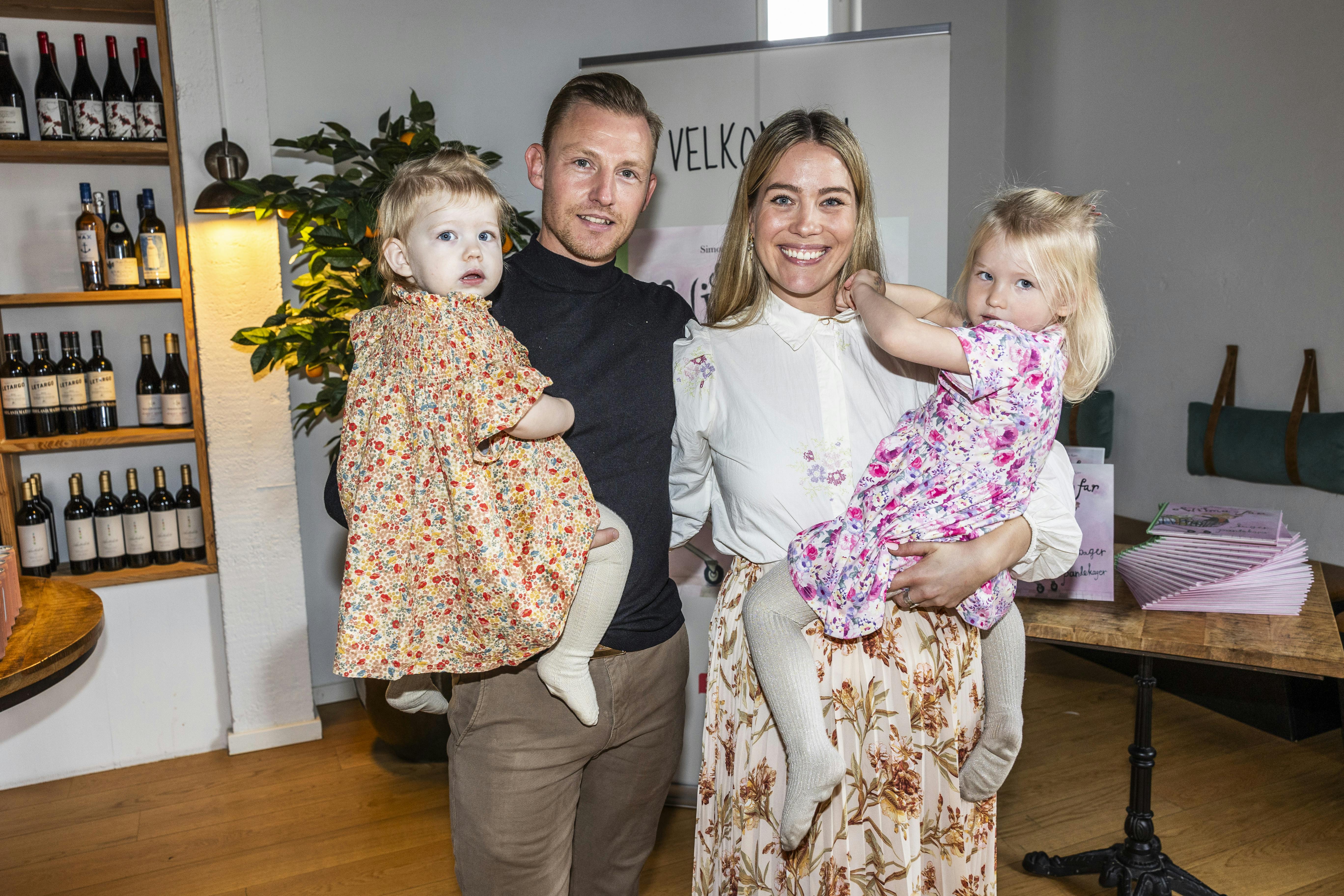 https://imgix.billedbladet.dk/2025-08-05/simone-lykke-med-familien.jpg
