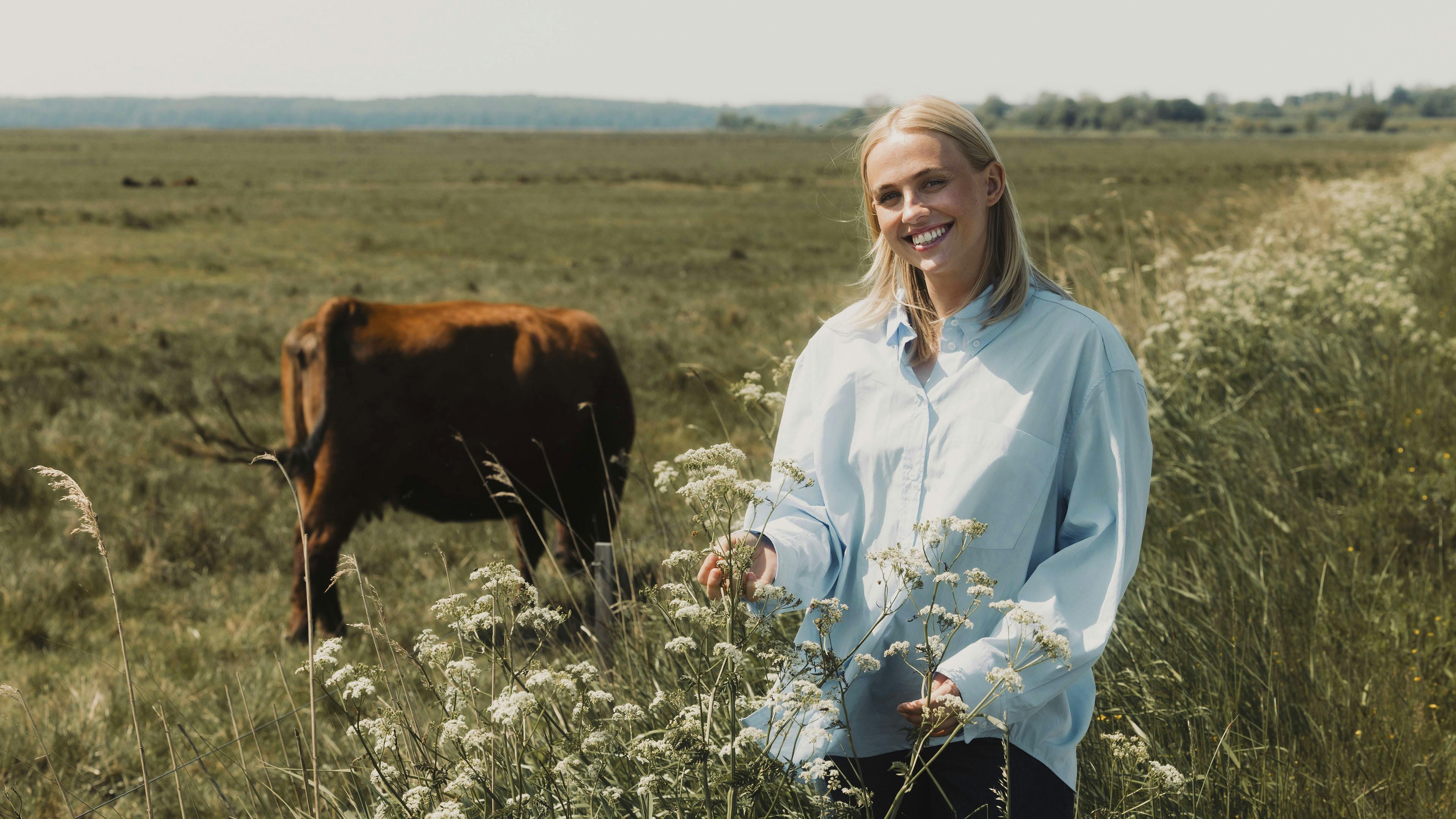 Sofie Martinusen som vært på "Landmand søger kærlighed". 