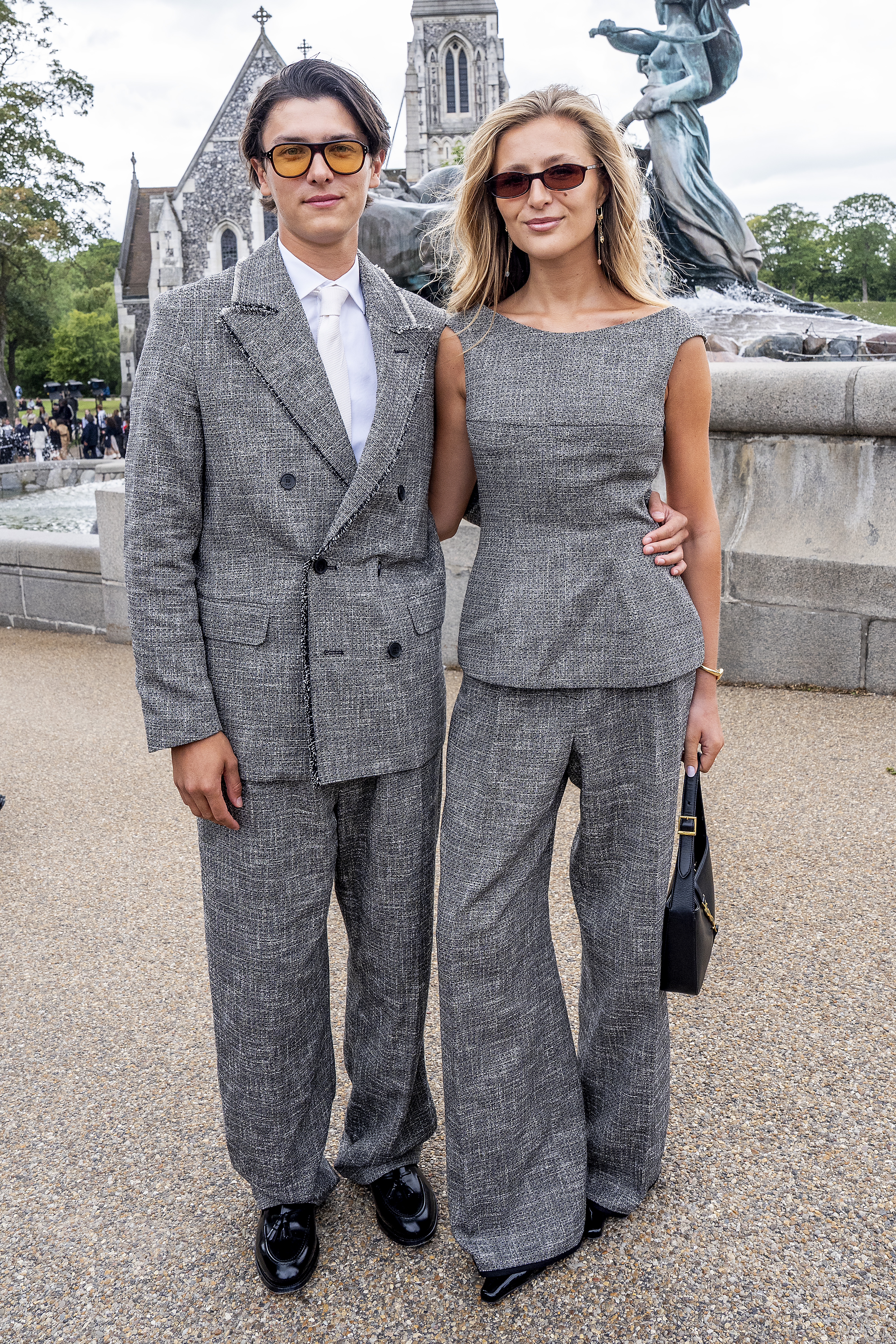 Nikolai og Benedikte - Modeuge i København. Showet er hos MKDT Studio - Gefion Fountain - Churchillparken