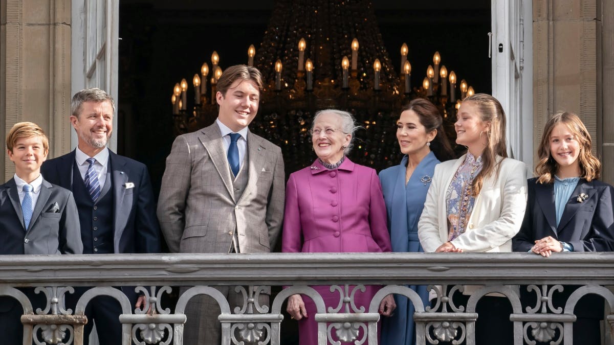 Fra venstre: Prins Vincent, kong Frederik, kronprins Christian, dronning Margrethe, dronning Mary, prinsesse Isabella og prinsesse Josephine.&nbsp;