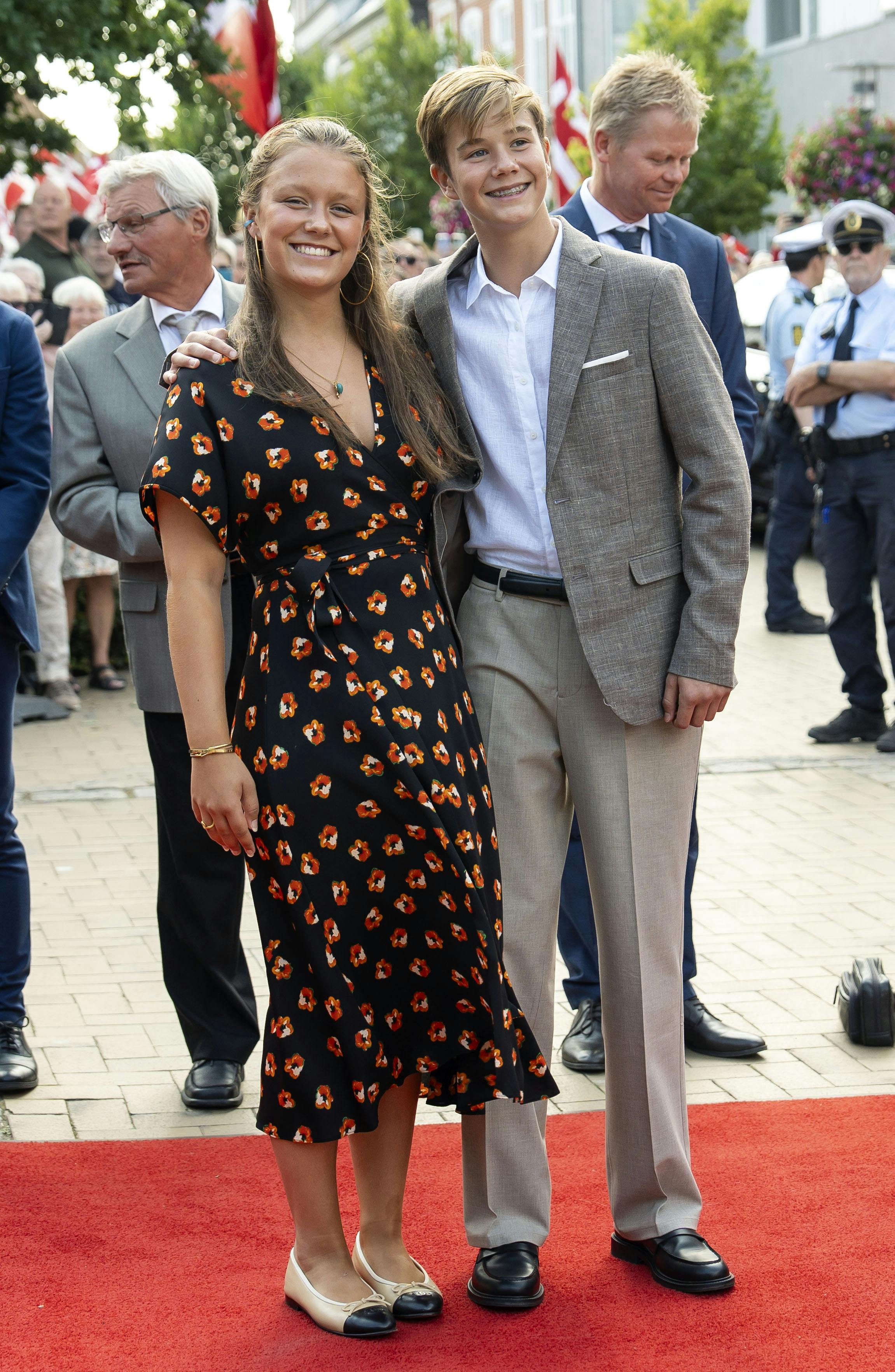 Prinsesse Isabella sammen med sin lillebror, prins Vincent, i Gråsten. 