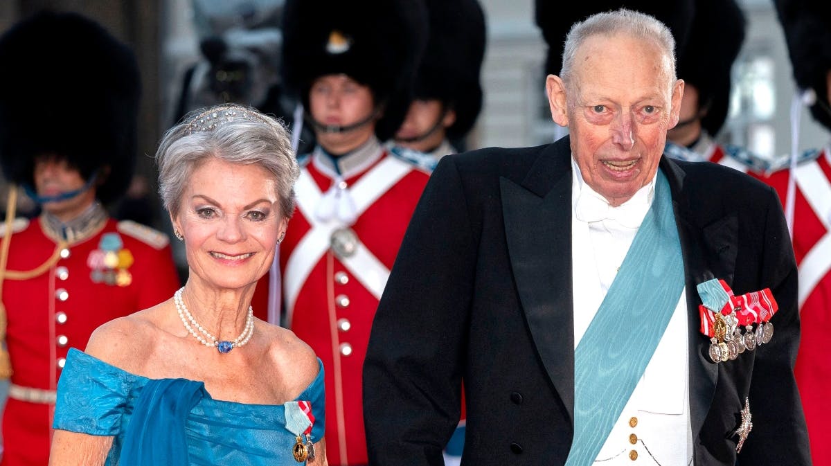 Greveparret af Rosenborg i festtøjet ved dronning Margrethes 50-års regeringsjubilæumsfejring.