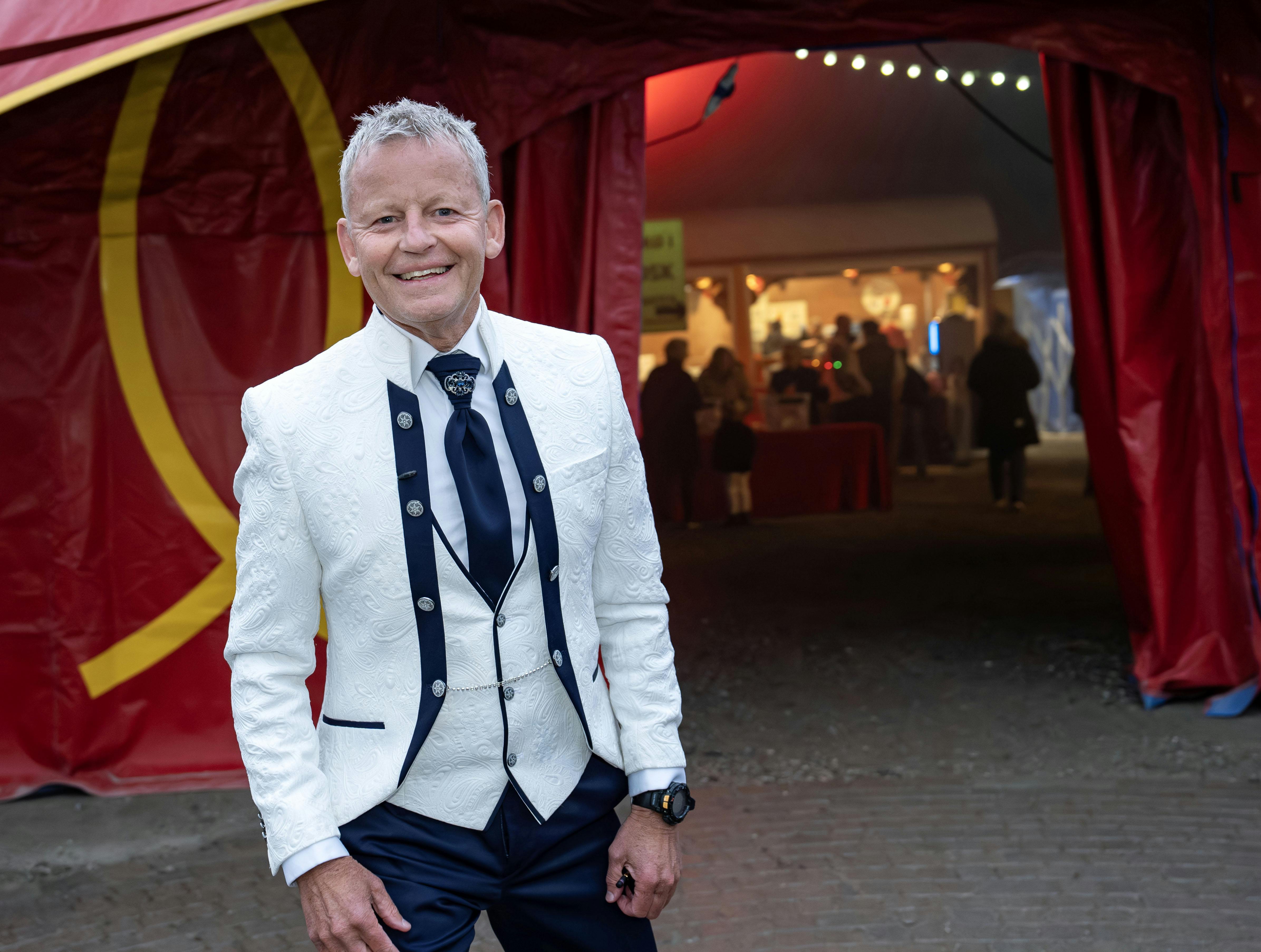Bubber foran cirkusteltet.