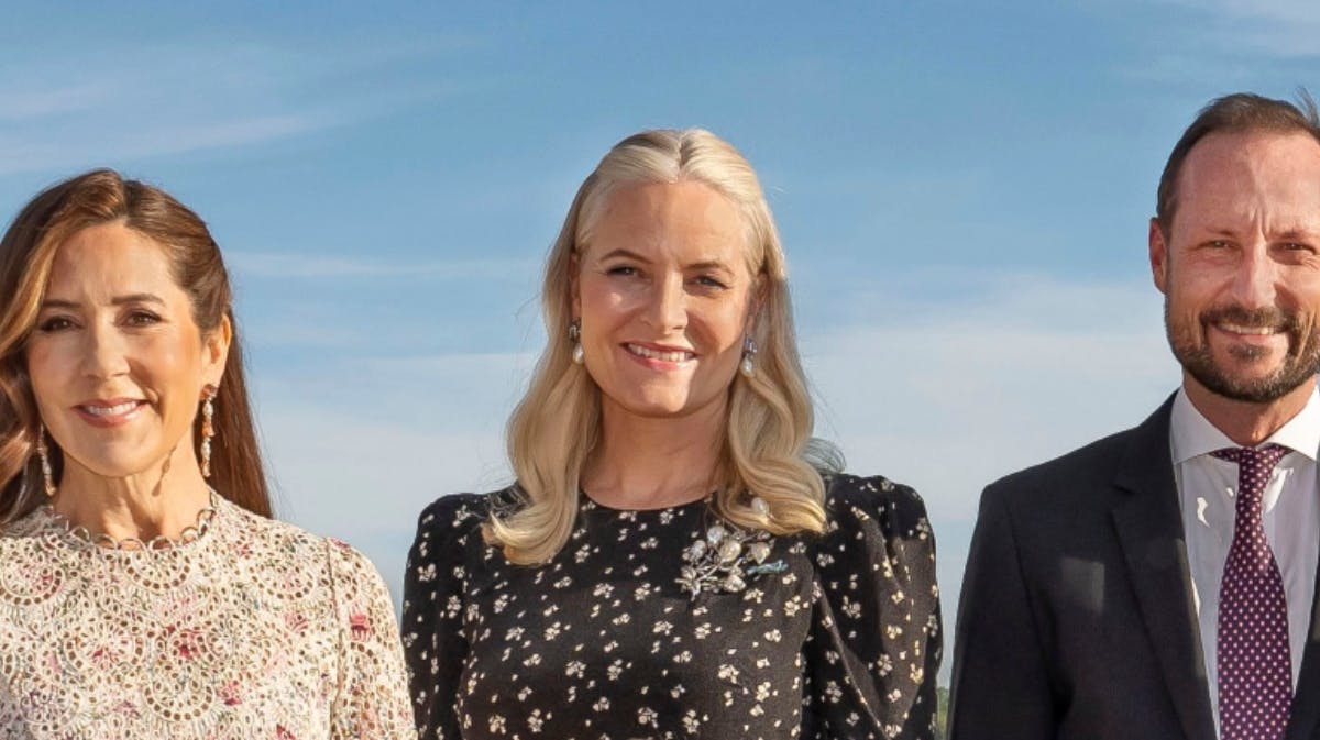 Kronprinsesse Mette-Marit, mellem dronning Mary og kronprins Haakon