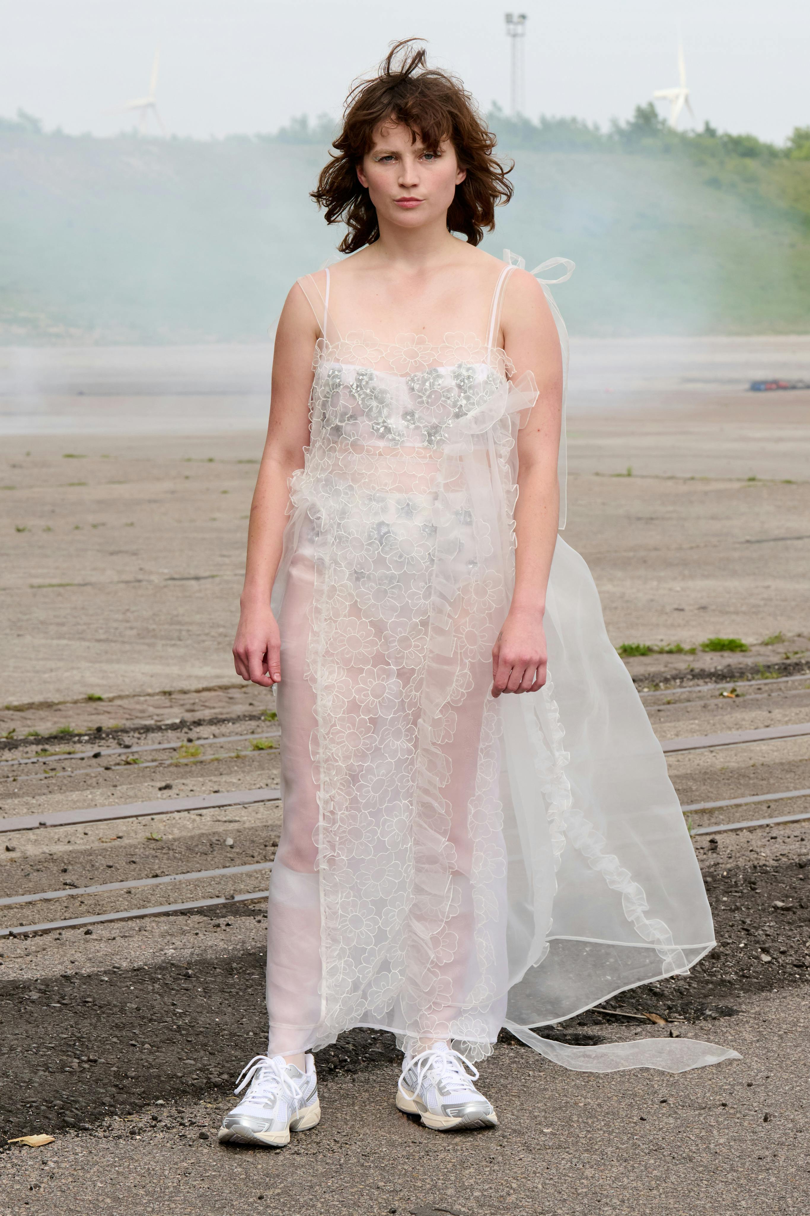 https://imgix.billedbladet.dk/2025-08-13/SS26-Copenhagen-Fashion-Week-Cecilie-Bahnsen-Runway-2x3-James-Cochrane-1.jpg