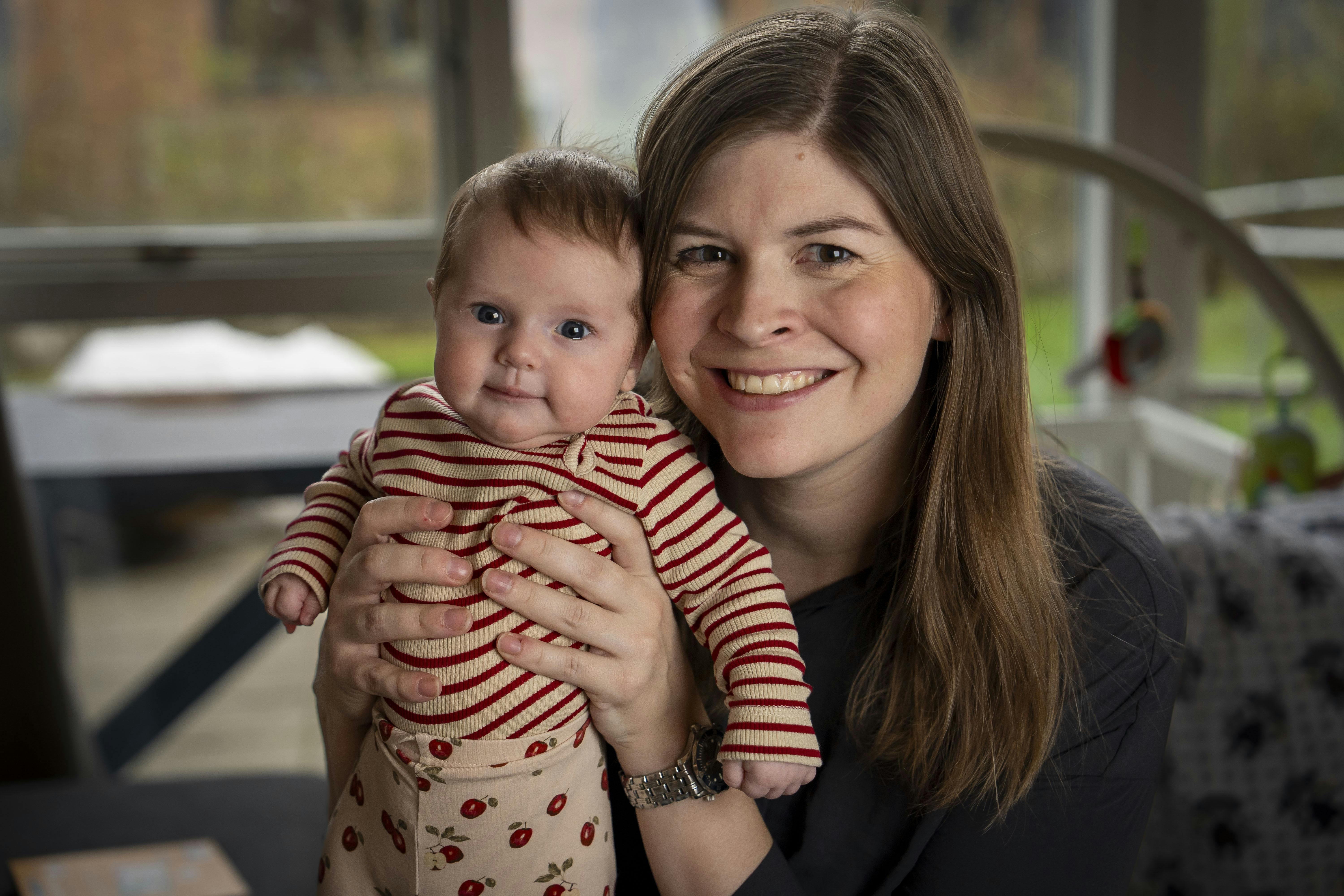 Lotte Friis med datteren Aurora.