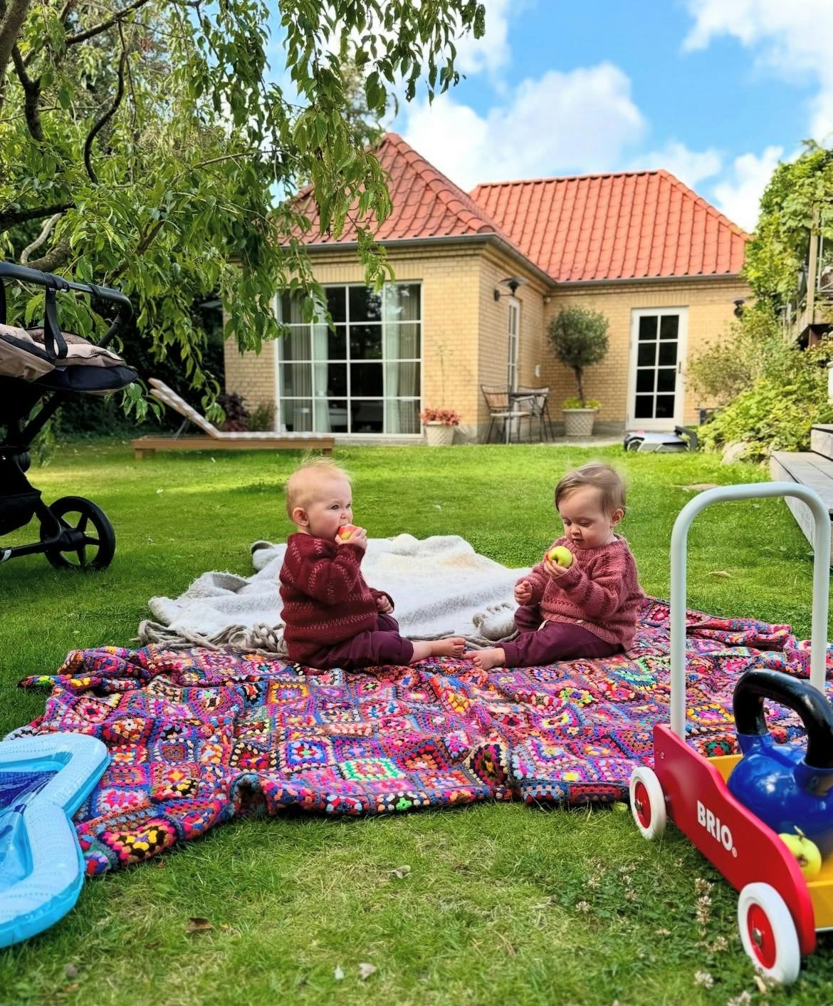 Uhm! Tvillingerne er glade for æbler.