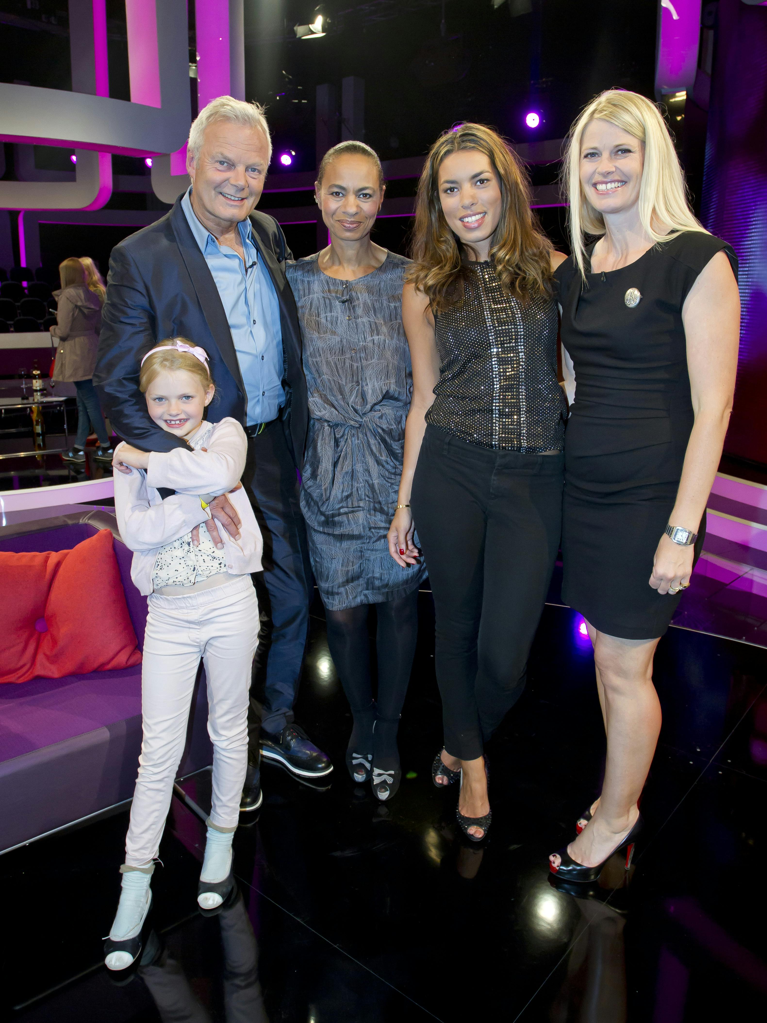 DR's underholdningsprogram "Her er dit liv" med Jarl Friis-Mikkelsen som gæst. -Jarl Friis-Mikkelsen med sin kone Susanne Pehrsson Friis-Mikkelsen (th), datteren Liva, ekskonen Jacqueline Friis-Mikkelsen og datter Isabel Friis-Mikkelsen . - Dato: 25.06.2012 -Foto: Claus Poulsen