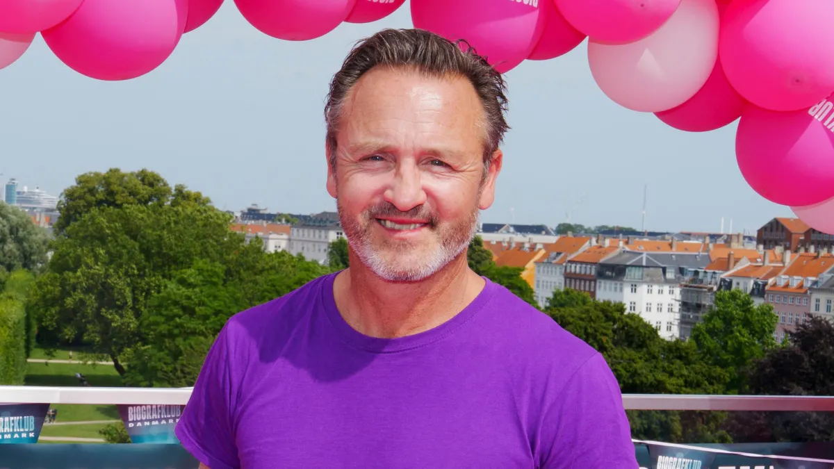 Lars Ranthe tager hustruen med: Christine har altid drømt om det ...
