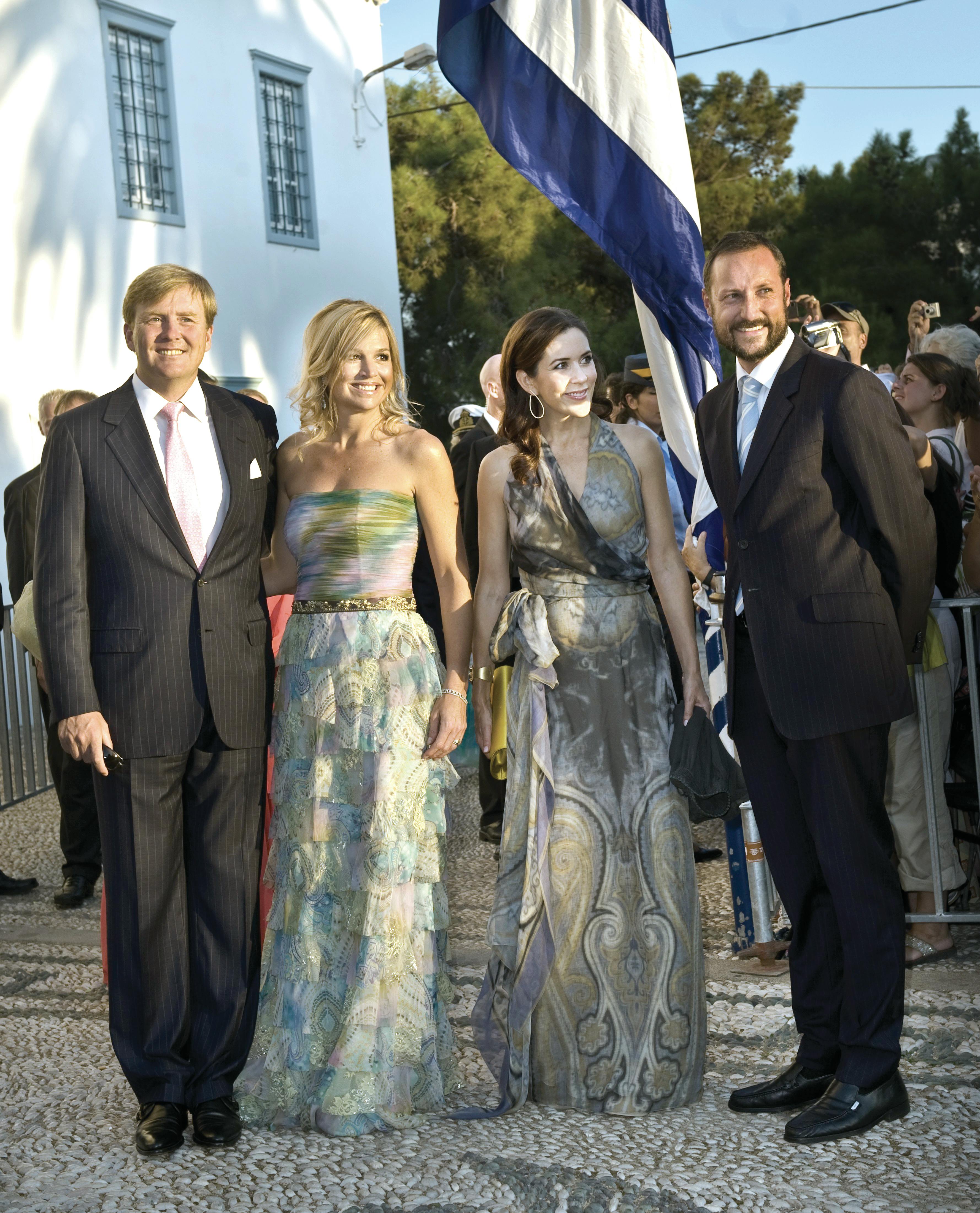 Bryllup mellem prins Nikolaos og Tatiana Blatnik på den græske ø Spetses - Gæsterne ankommer til klosterkirken Agios Nikolaos. Fra venstre, kronprins Willem-Alexander, kronprinsesse Maxima, kronprinsesse Mary (gravid) og kronprins Haakon af Norge - Dato: 25.08.2010 - Foto: Hanne Juul