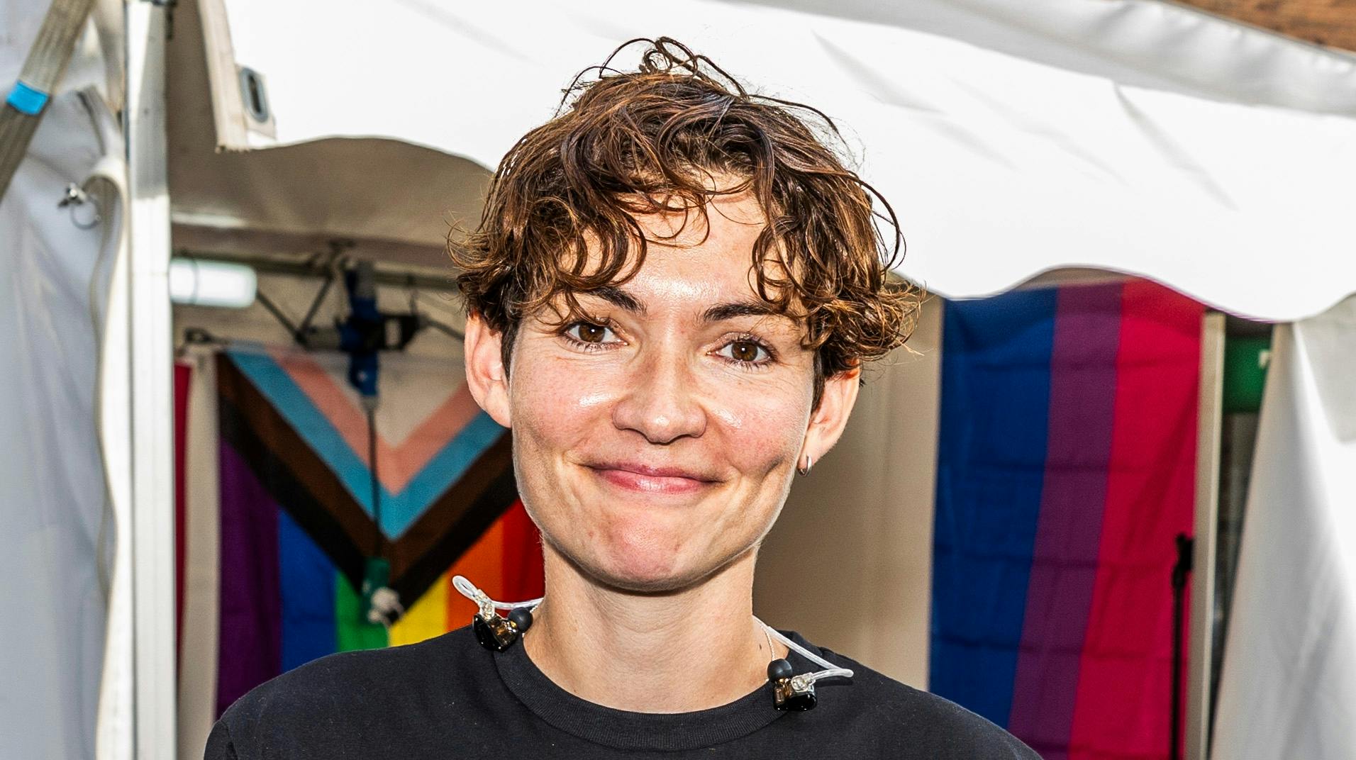 Freja Kirk viser kæresten frem.