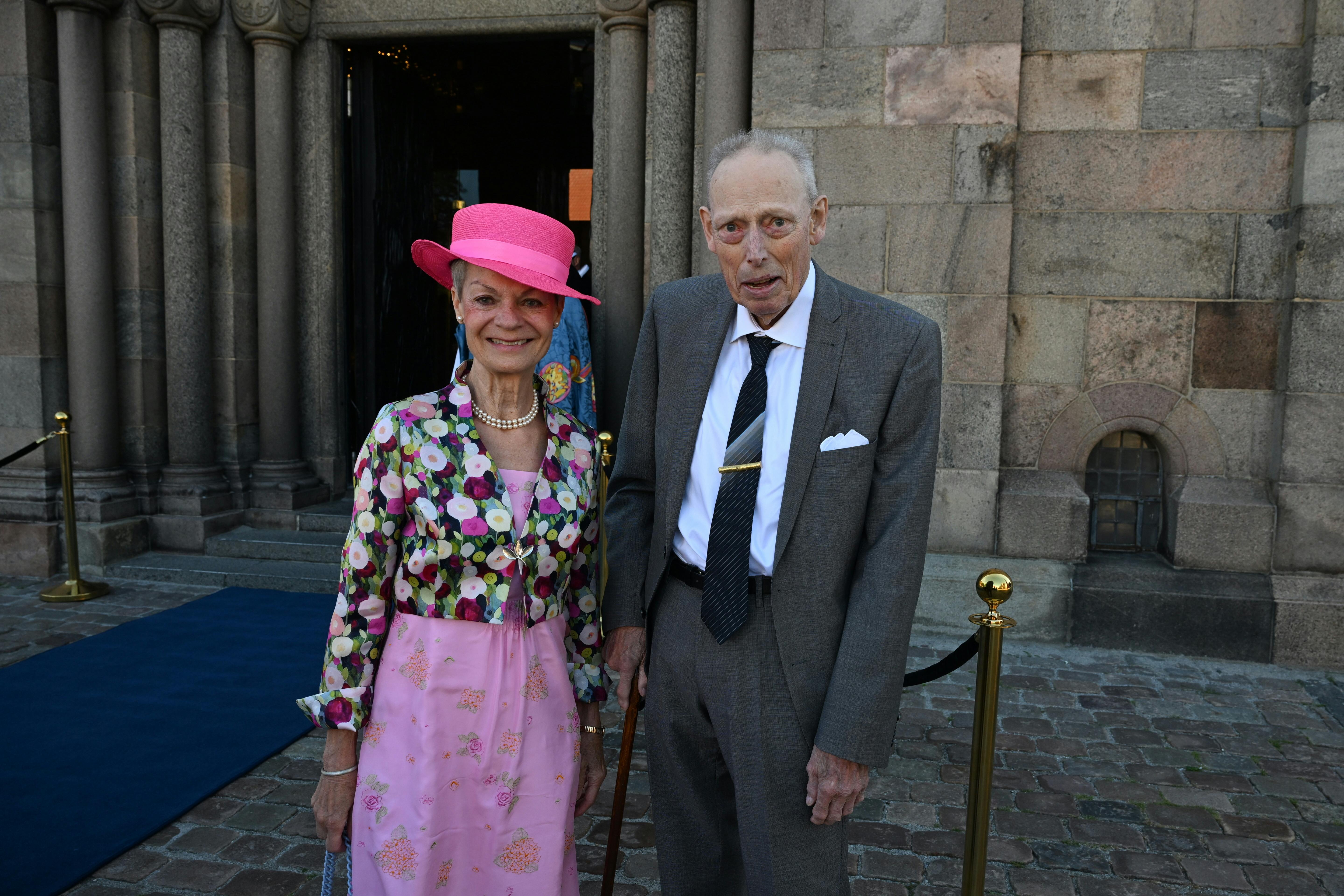 Grevinde Sussie og grev Ingolf foran kirken.