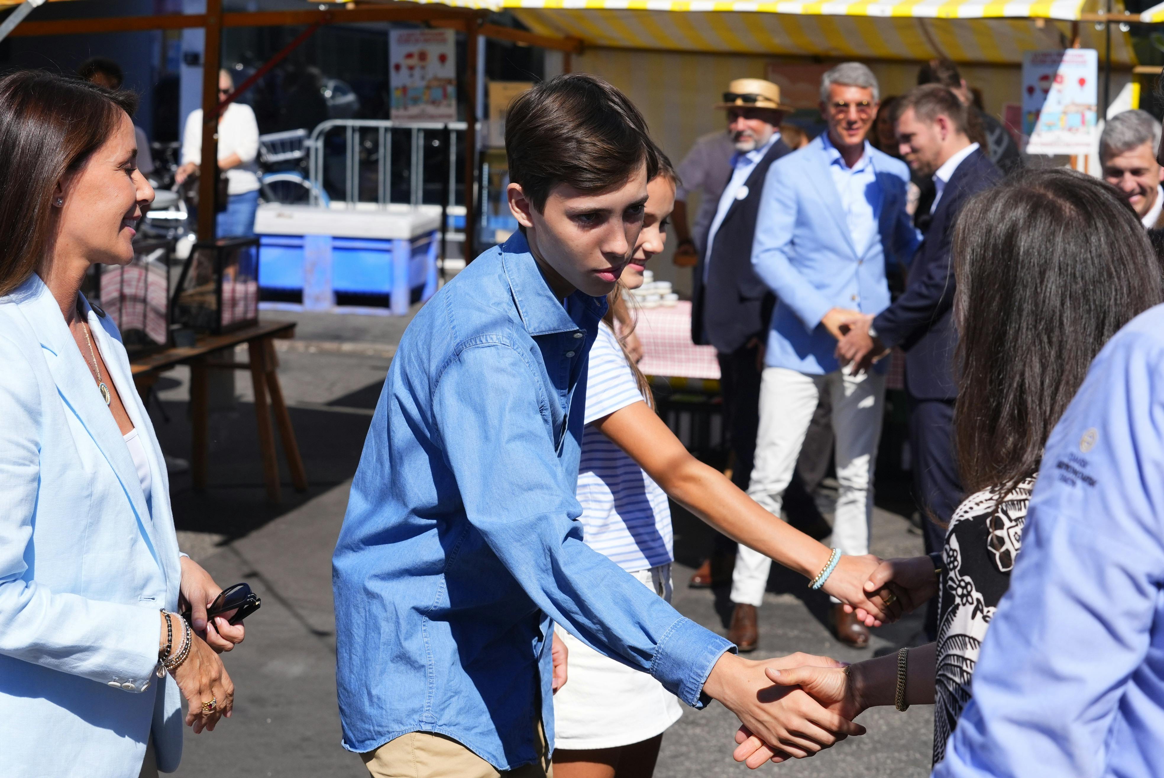 Grev Henrik og komtesse Athena hilste pænt ved ankomsten.