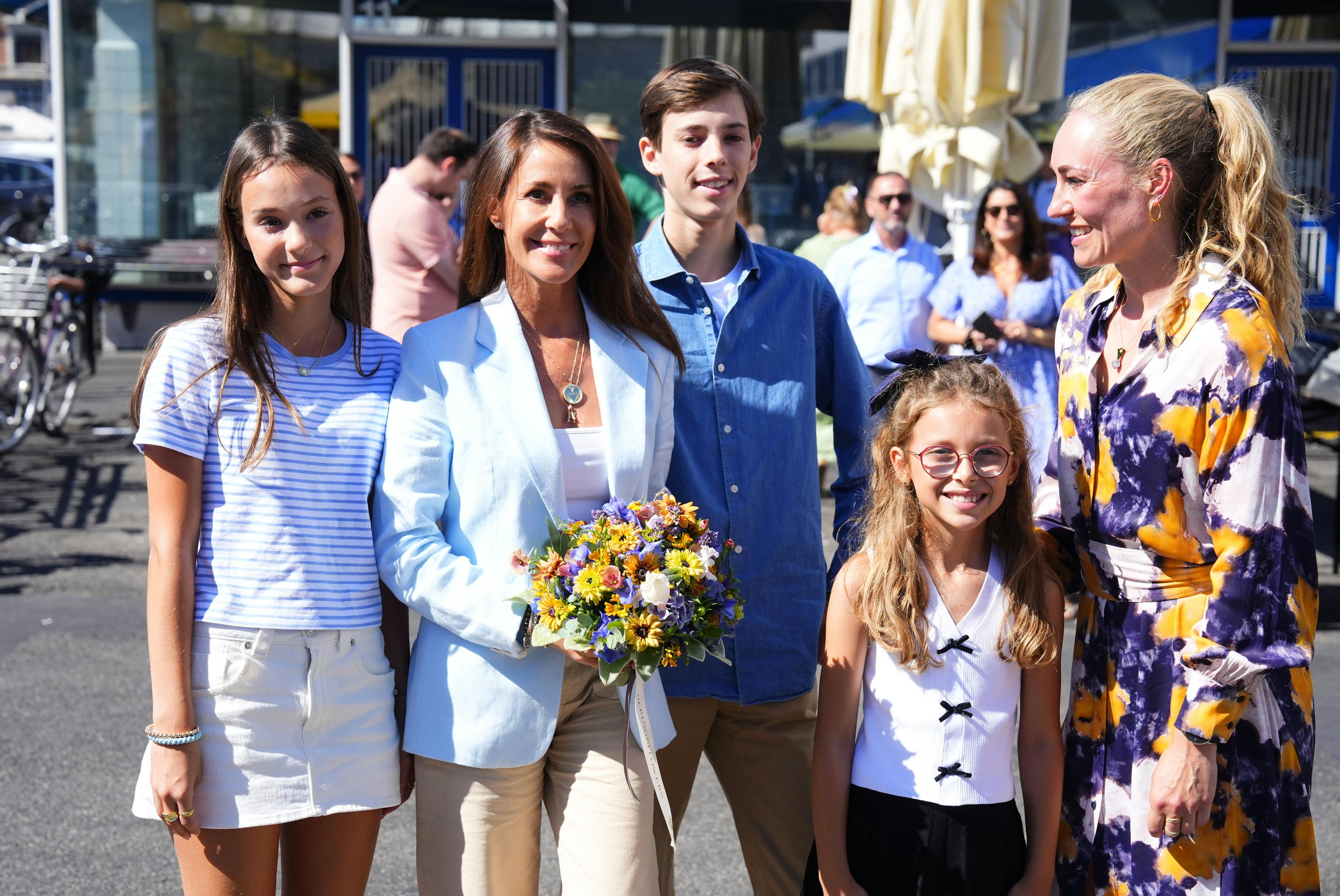 Komtesse Athena, prinsesse Marie og grev Henrik matchede i sommervarmen.