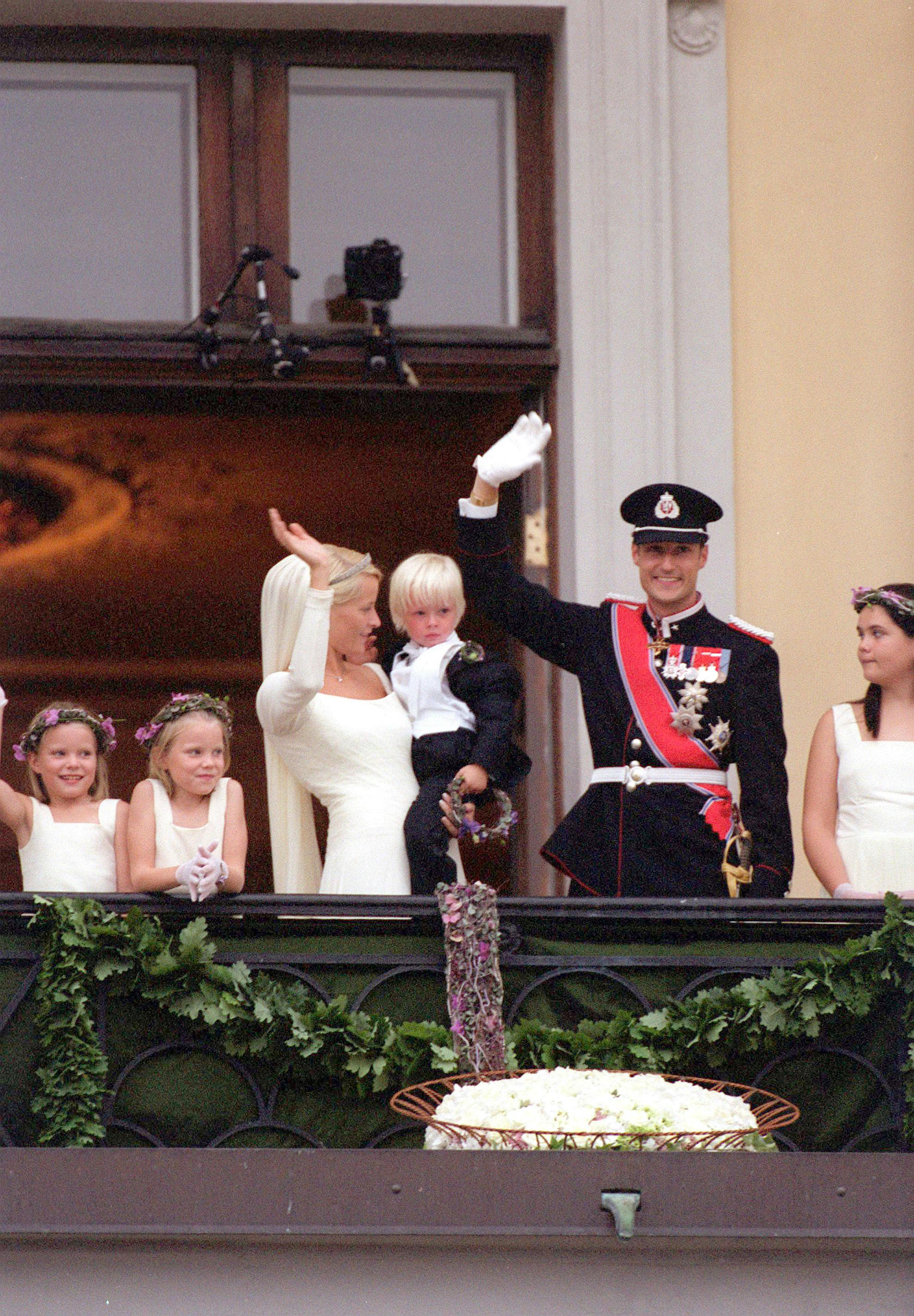 WEDDING OF PRINCE HAAKON MAGNUS AND METTE MARIT TJESSEM - HAAKON MAGNUS AND METTE MARIT, HOLDING SON MARIUS BORG HOIBY, WAVING FROM THE BALCONY AT THE ROYAL PALACE AFTER THE WEDDING