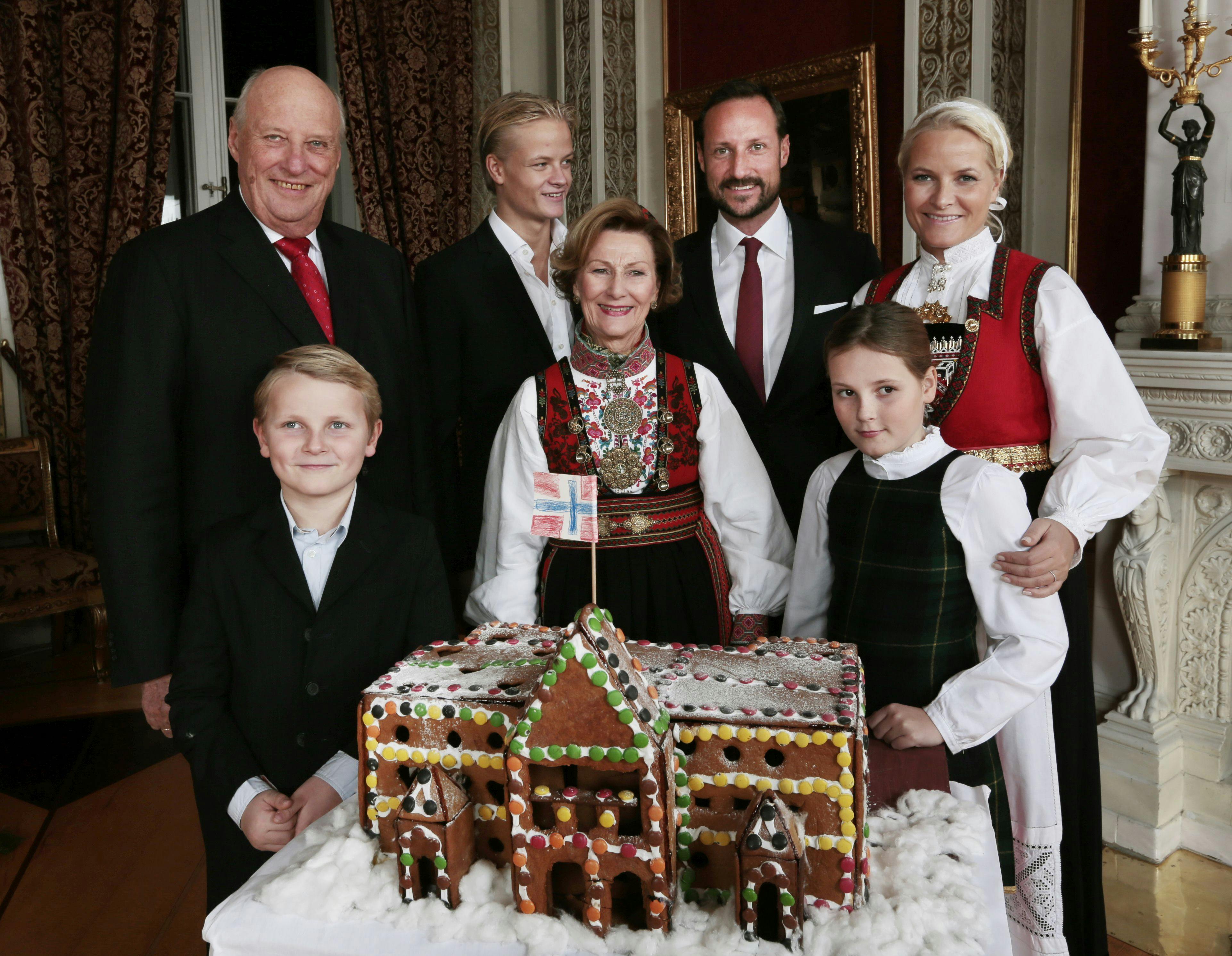 Back row (L-R) King Harald, Crown Prince Marius Borg Hoiby, Crown Prince Haakon and Crown Princess Mette-Marit, front (L-R) Prince Sverre Magnus, Queen Sonja and Princess Ingrid Alexandra pose during a Christmas photo session at the Royal Palace in Oslo, on December 17, 2014. AFP PHOTO / NTB SCANPIX / POOL / LISE ASERUD