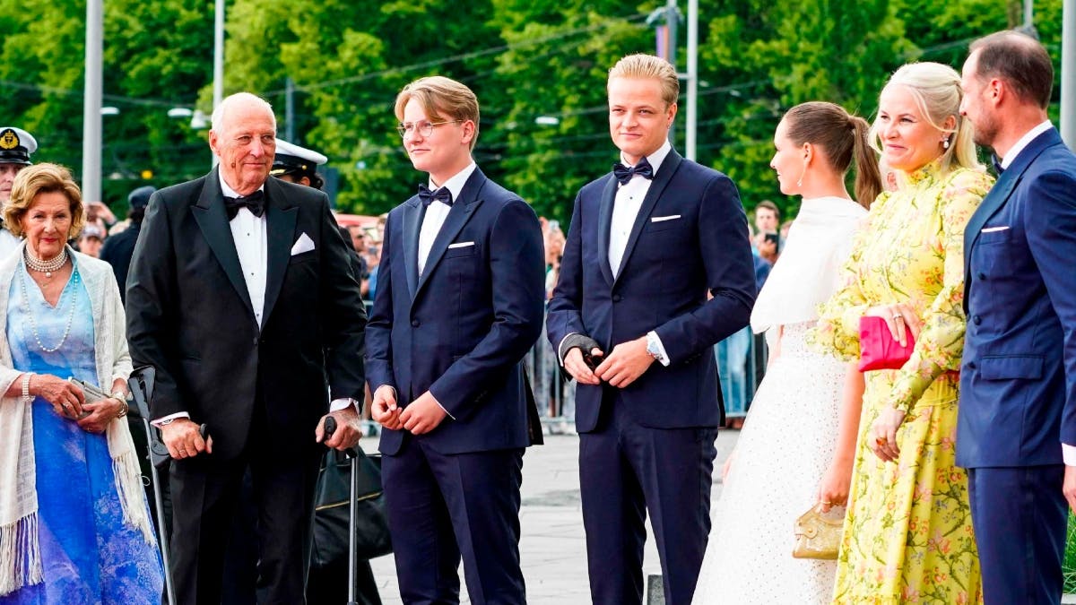 Dronning Sonja, kong Harald, prins Sverre Magnus, Marius Borg Høiby, prinsesse Ingrid Alexandra, kronprinsesse Mette-Marit og kronprins Haakon.