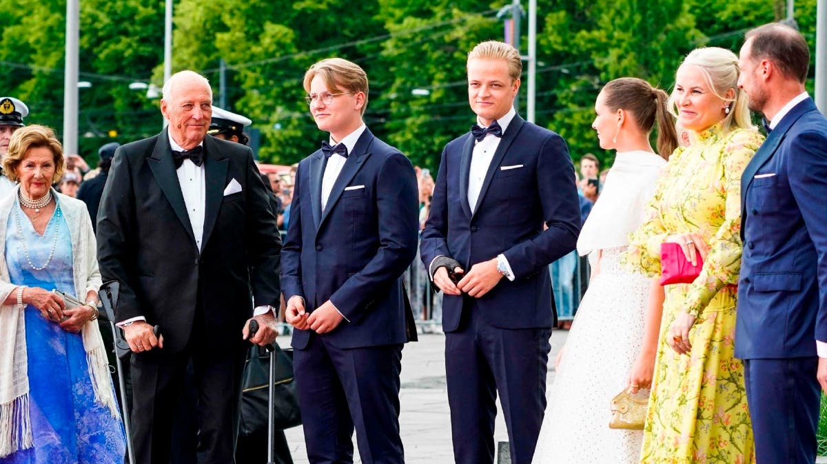 Dronning Sonja, kong Harald, prins Sverre Magnus, Marius Borg Høiby, prinsesse Ingrid Alexandra, kronprinsesse Mette-Marit og kronprins Haakon.