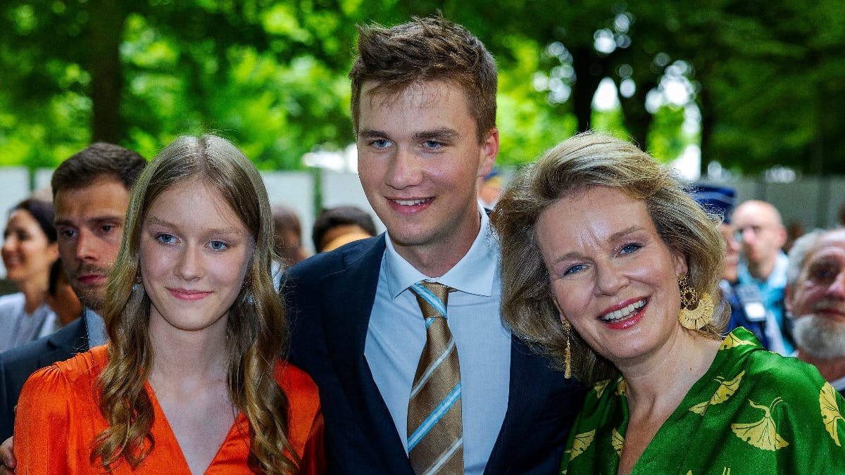 Prins Gabriel med sin mor, dronning Mathilde, og sin yngste søster, prinsesse Eleonore