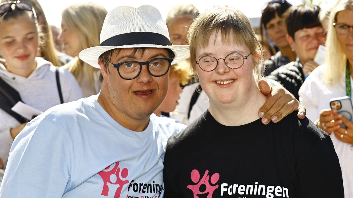 Jeff med sin nye kæreste Caroline ved søndagens basar.