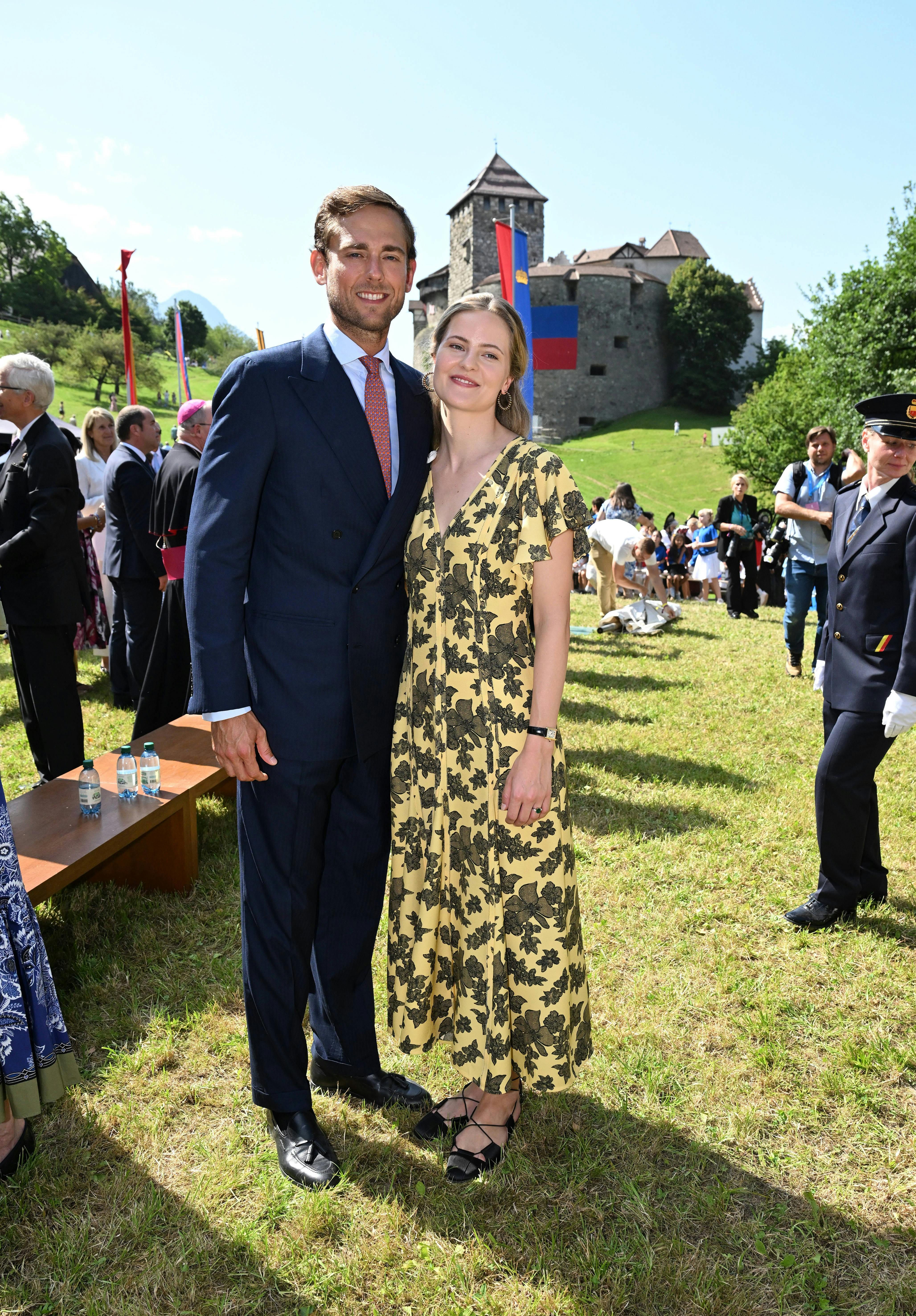 Prinzessin Marie Caroline von und zu Liechtenstein mit ihrem Verlobten Leopoldo Maduro Vollmer vor Schloss Vaduz 