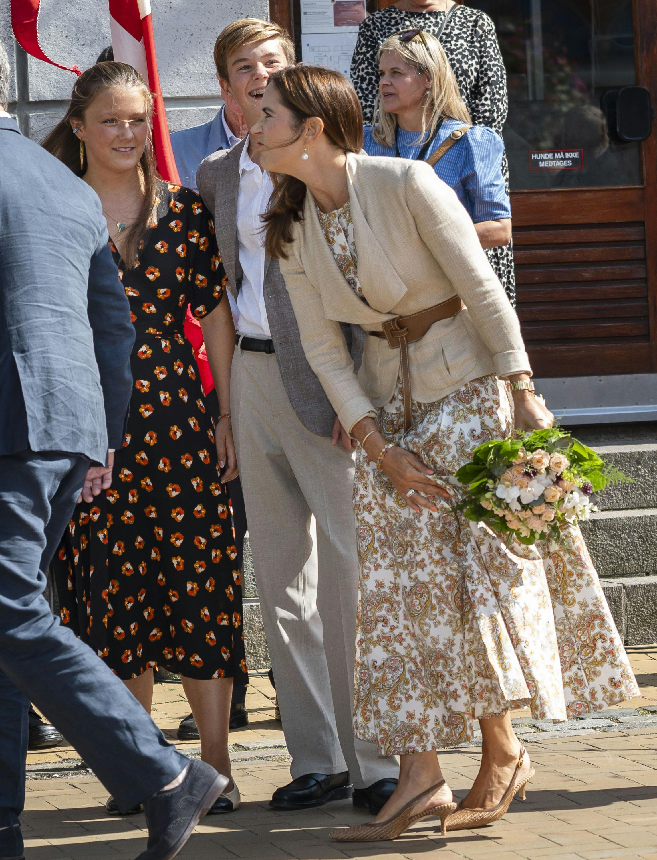 OPGAVE: Kong Frederik, dronning Mary, prinsesse Isabella og prins Vincent ankommer til Gråsten STED: Det gamle rådhus, GråstenDATO: 20250728JOURNALIST:  Ulrik UlriksenFOTOGRAF: Hanne Juul