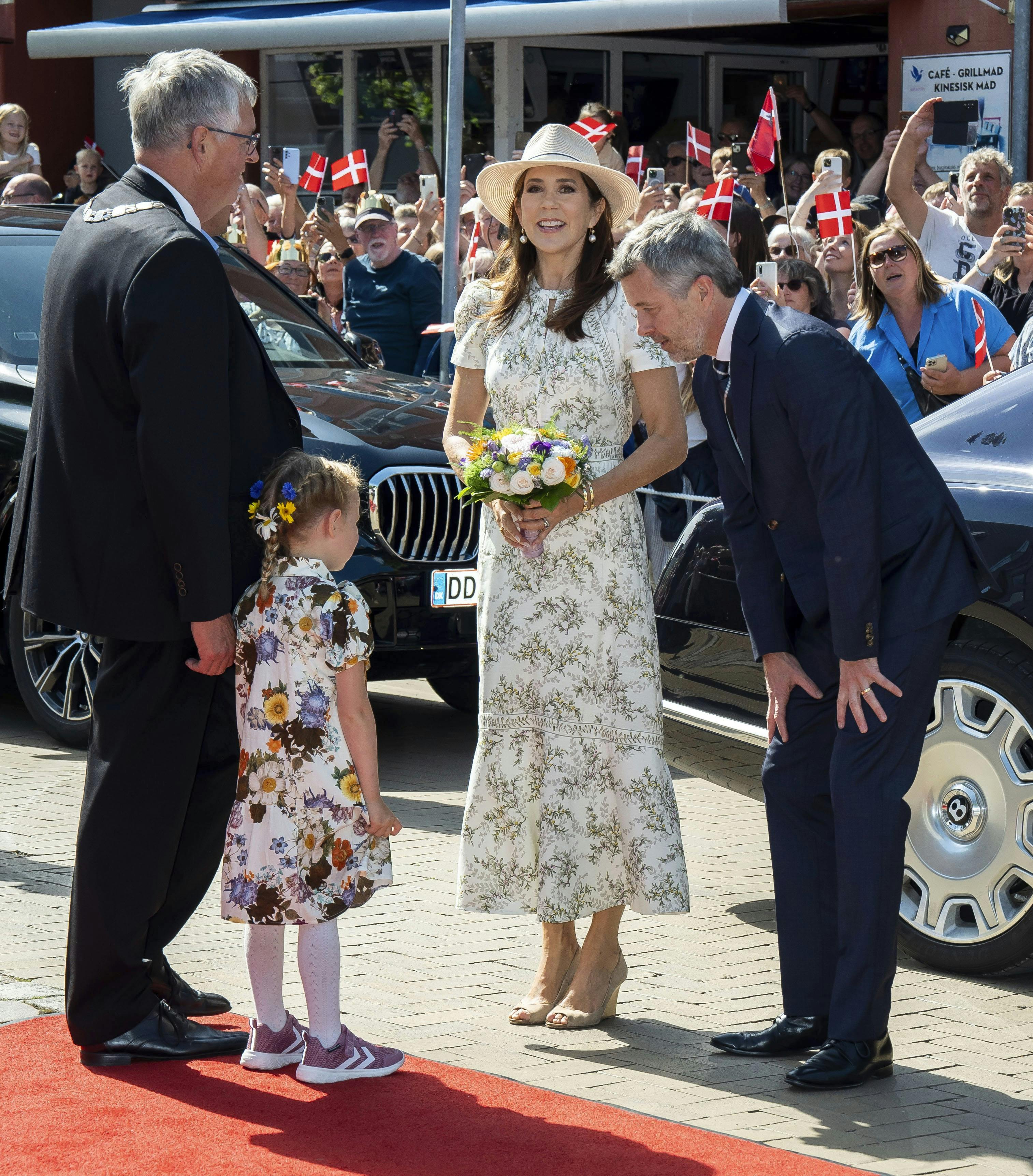OPGAVE: Kong Frederik og dronning Mary modtages i GråstenSTED: GråstenJOURNALIST: Ulrik Ulriksen FOTOGRAF: © Hanne Juul/ Aller Foto & VideoDATO: 20240709