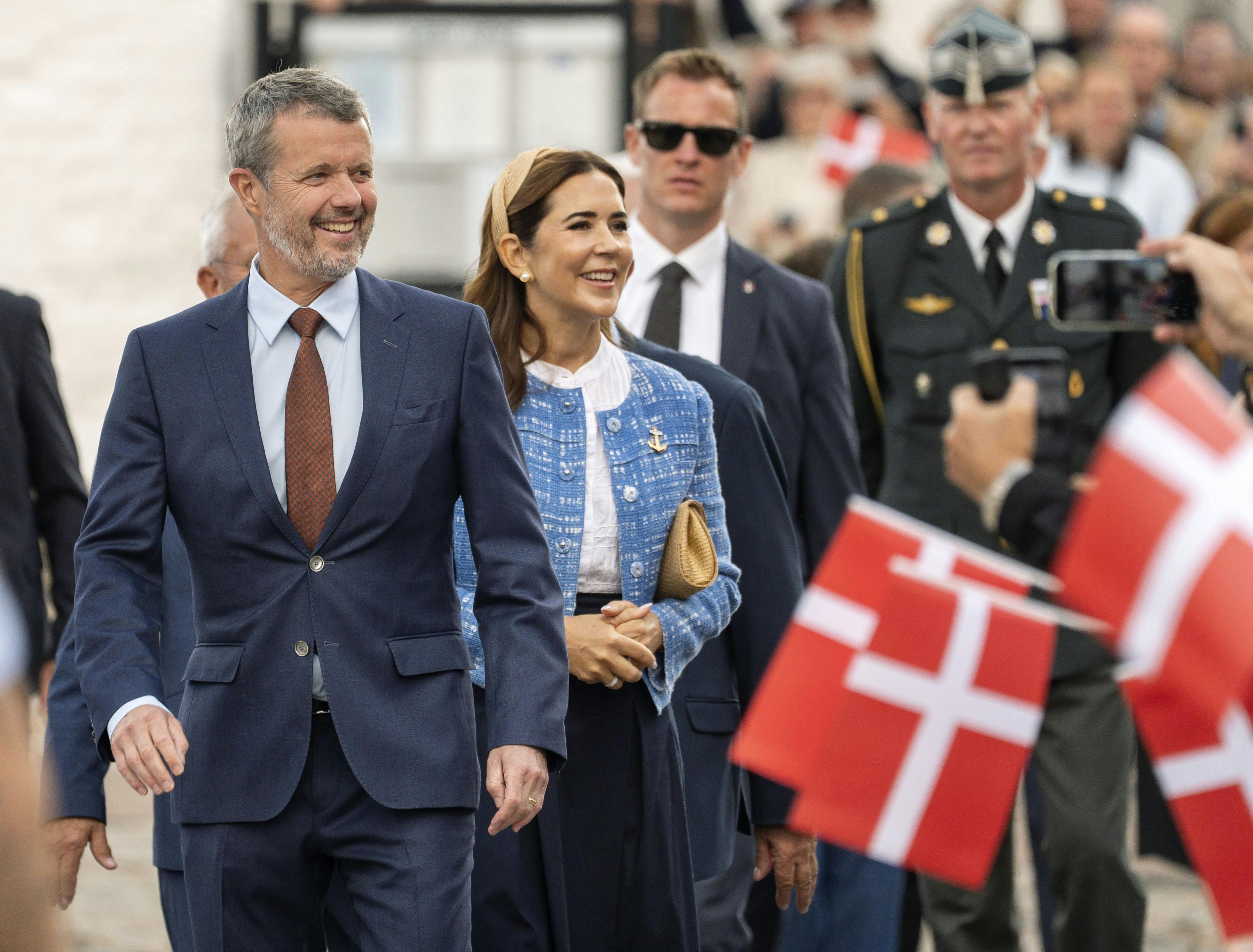 OPGAVE: Kongeparret på sommertogt i Frederikshavn kommune. Her besøg i Sæby Glaspusteri. POOL 3ASTED: Sæby DATO: 20250825JOURNALIST:  Ulrik UlriksenFOTOGRAF: Hanne Juul