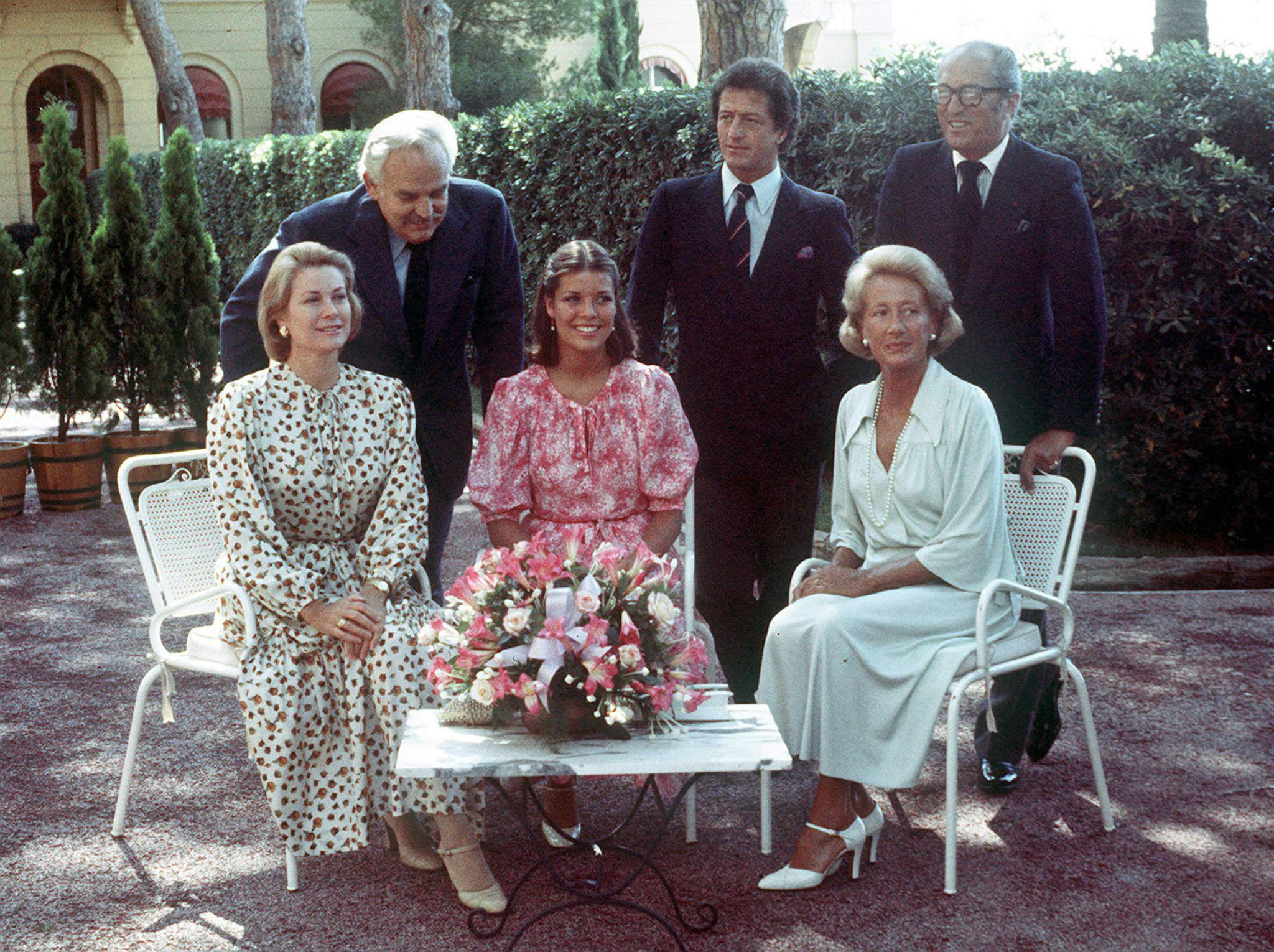 Photo prise le 25 aoÃ't 1977 à Monte-Carlo, de Michel Junot (d), conseiller du XV-ème arrondissement de Paris, de son fils Philippe Junot, de la Princesse Caroline de Monaco (c), du Prince Rainier de Monaco, de la Princesse Grace de Monaco (g) et de Lydie Junot (g), pendant la séance photo lors de l'annonce des fiançailles de la Princesse Caroline avec Philippe Junot. AFP