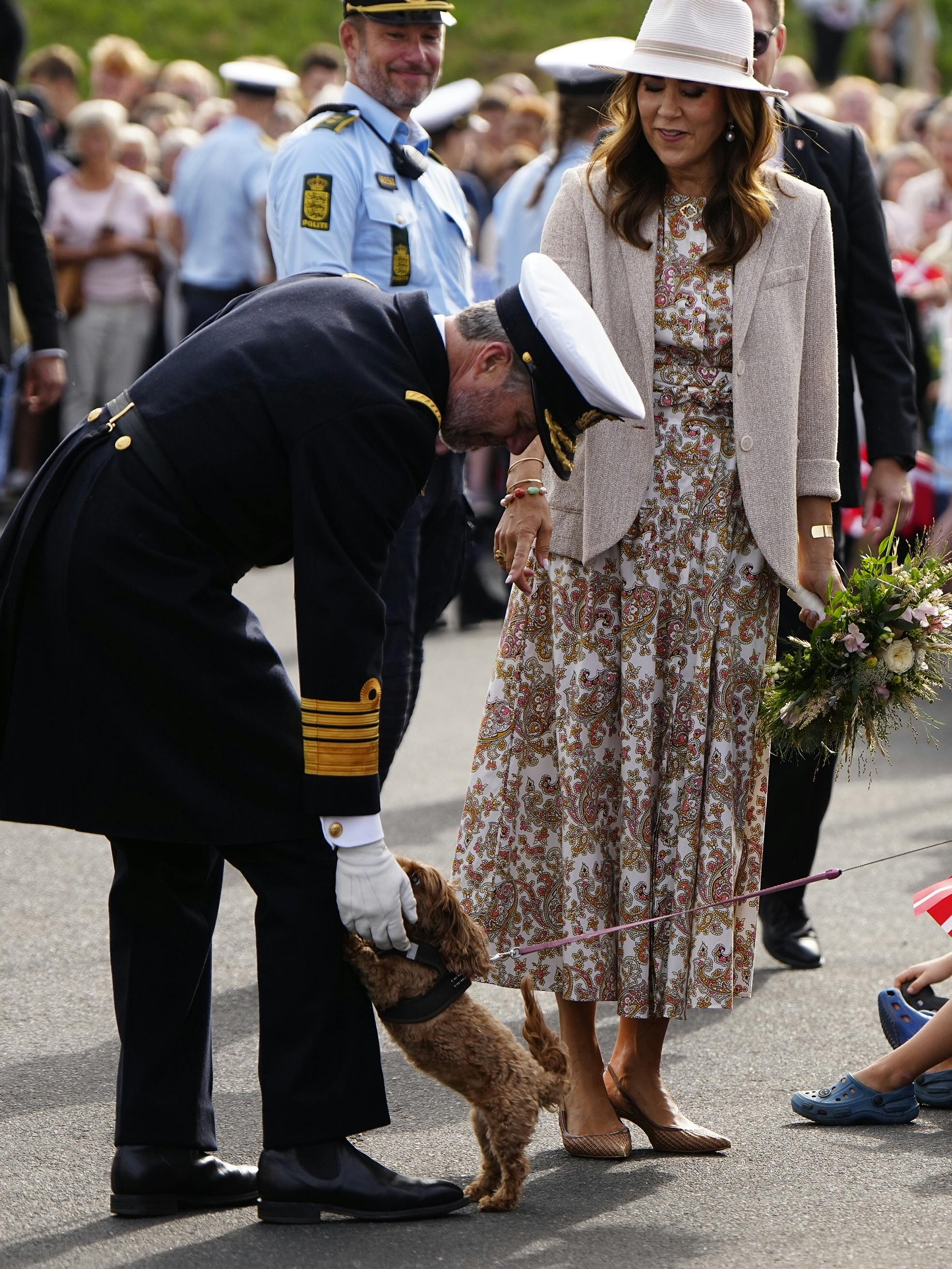 Kong Frederik og dronning Mary var tydeligt glade for mødet med den lille hund.