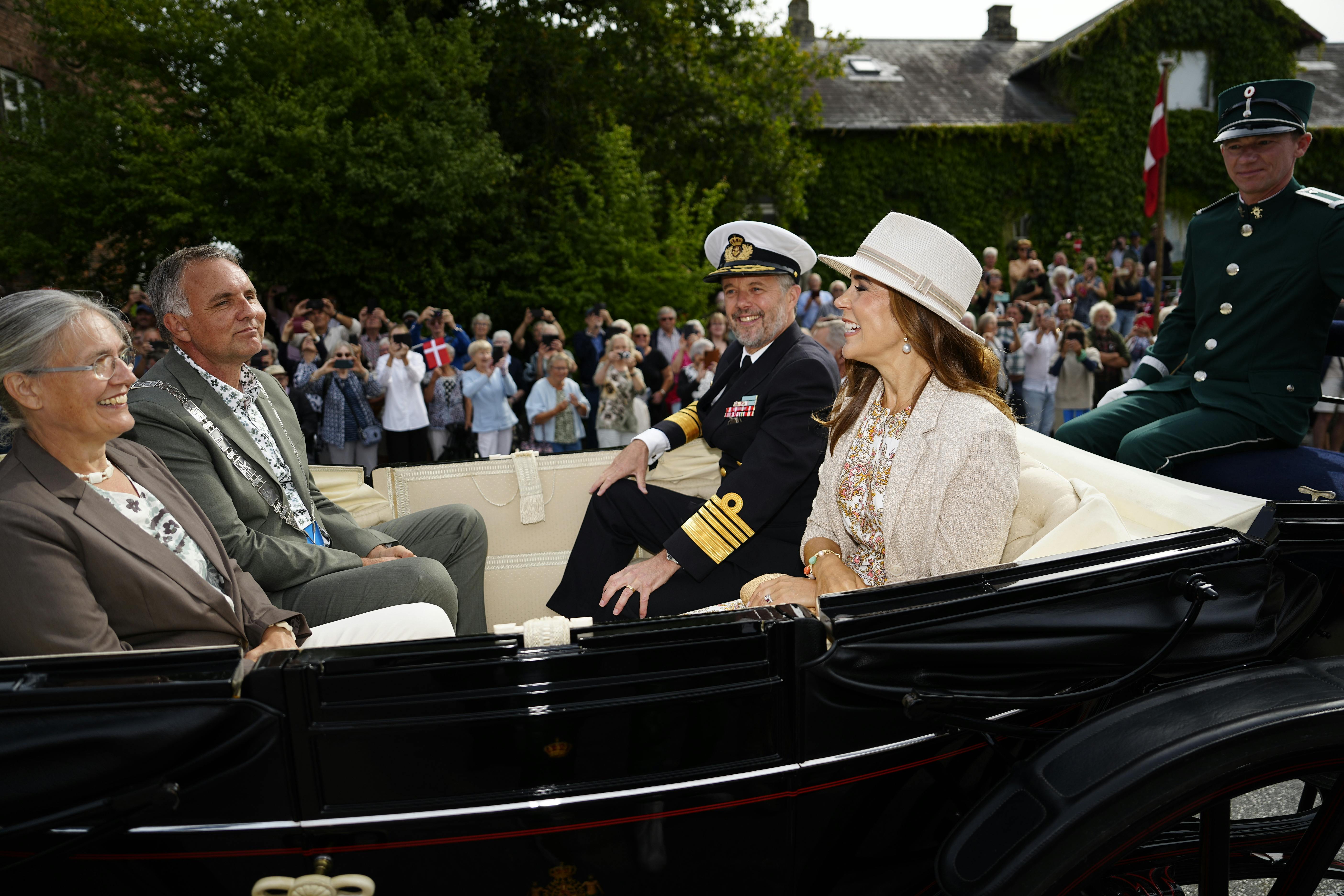 Kong Frederik og dronning Mary havde selskab af borgmesteren og hans hustru i kareten.