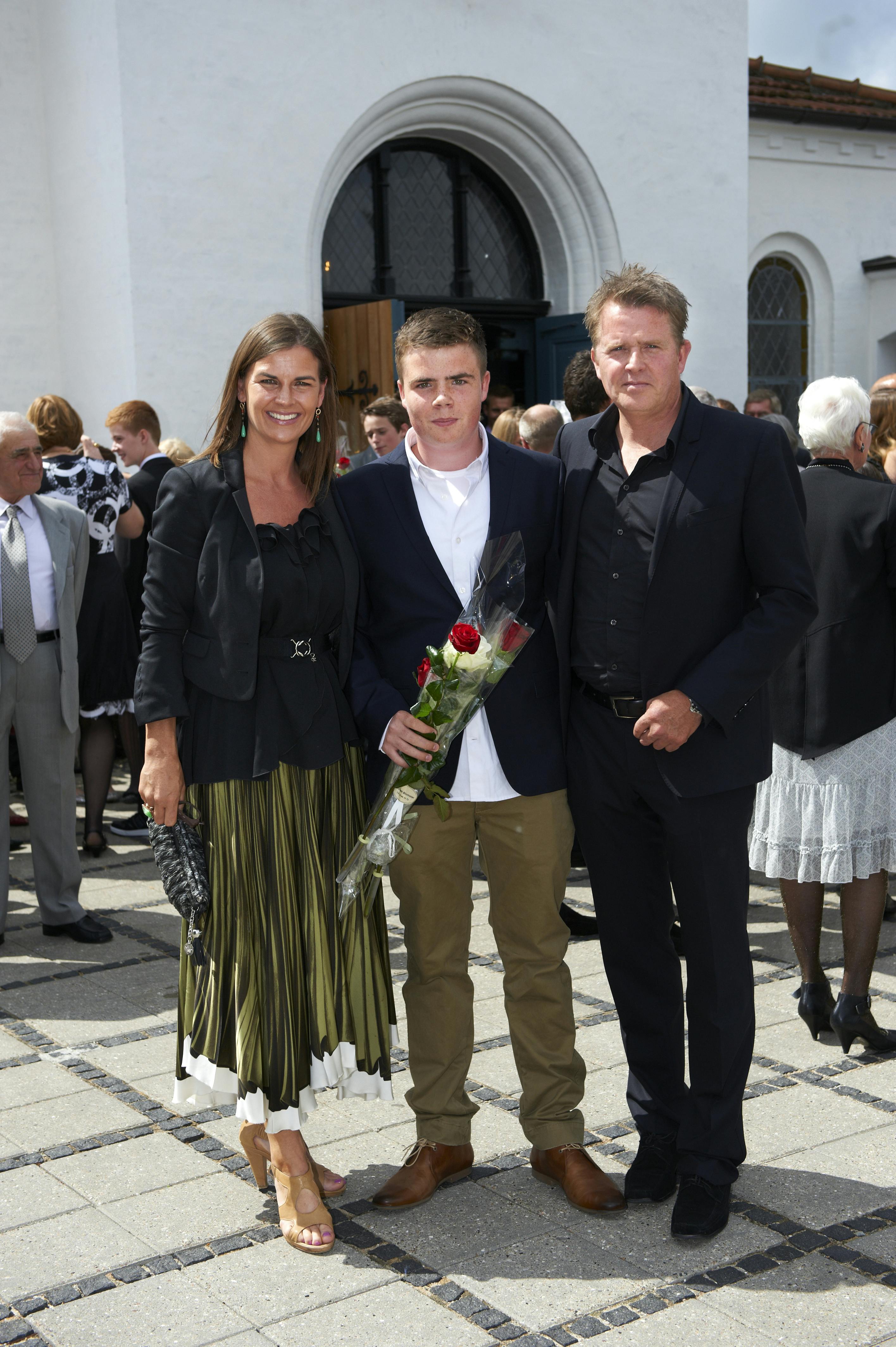 Sportskommentator Rolf Sørensens søn Jonathan konfirmeres fra Rungsted Kirke. Konfirmanden med sine forældre udenfor kirken. - Familie - Dato: 15.05.2011 - Foto: Lars H. Laursen