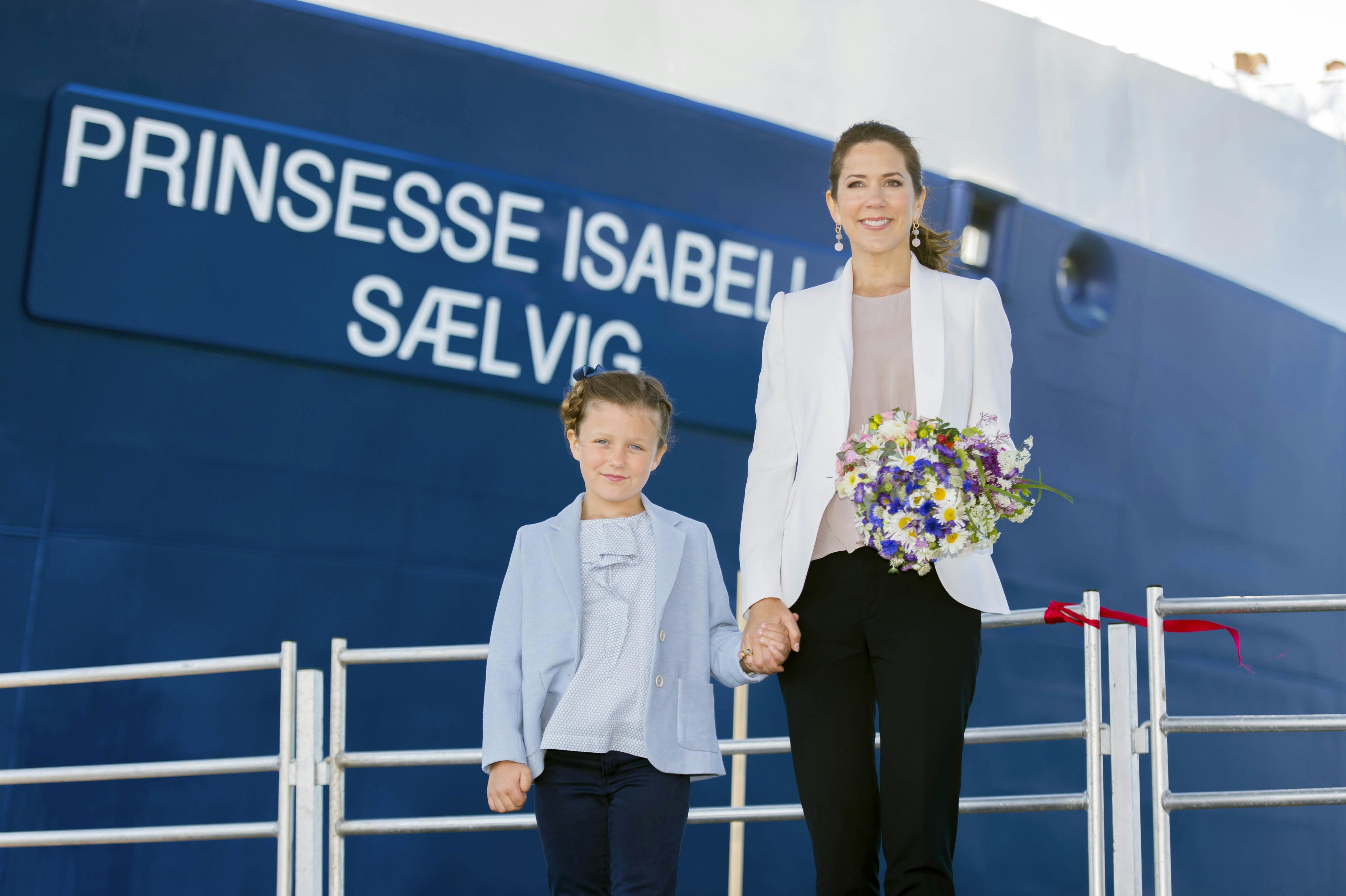 Prinsesse Isabella med sin mor, dronning Mary, i 2015.