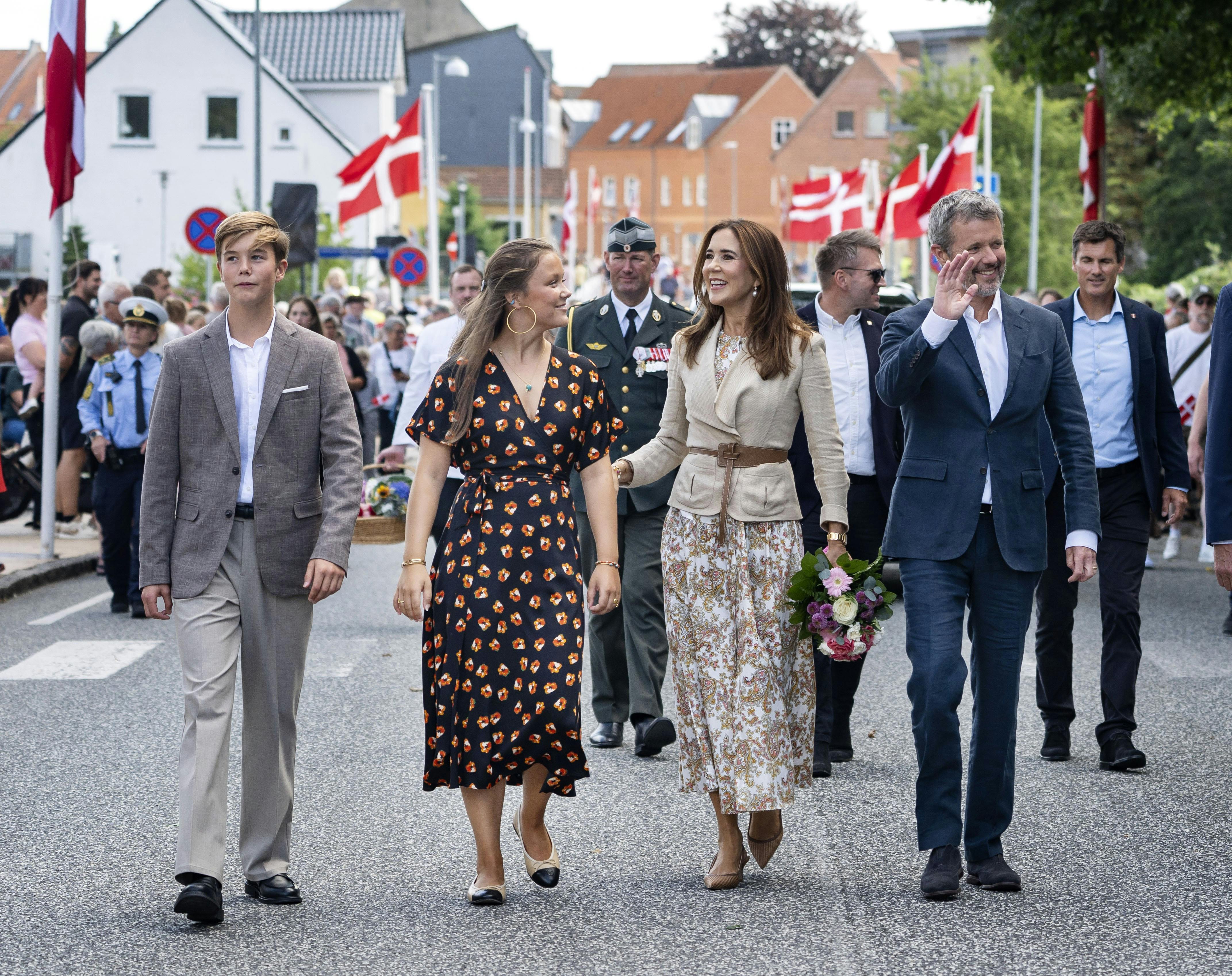 Prins Vincent, prinsesse Isabella, dronning Mary og kong Frederik i Gråsten.