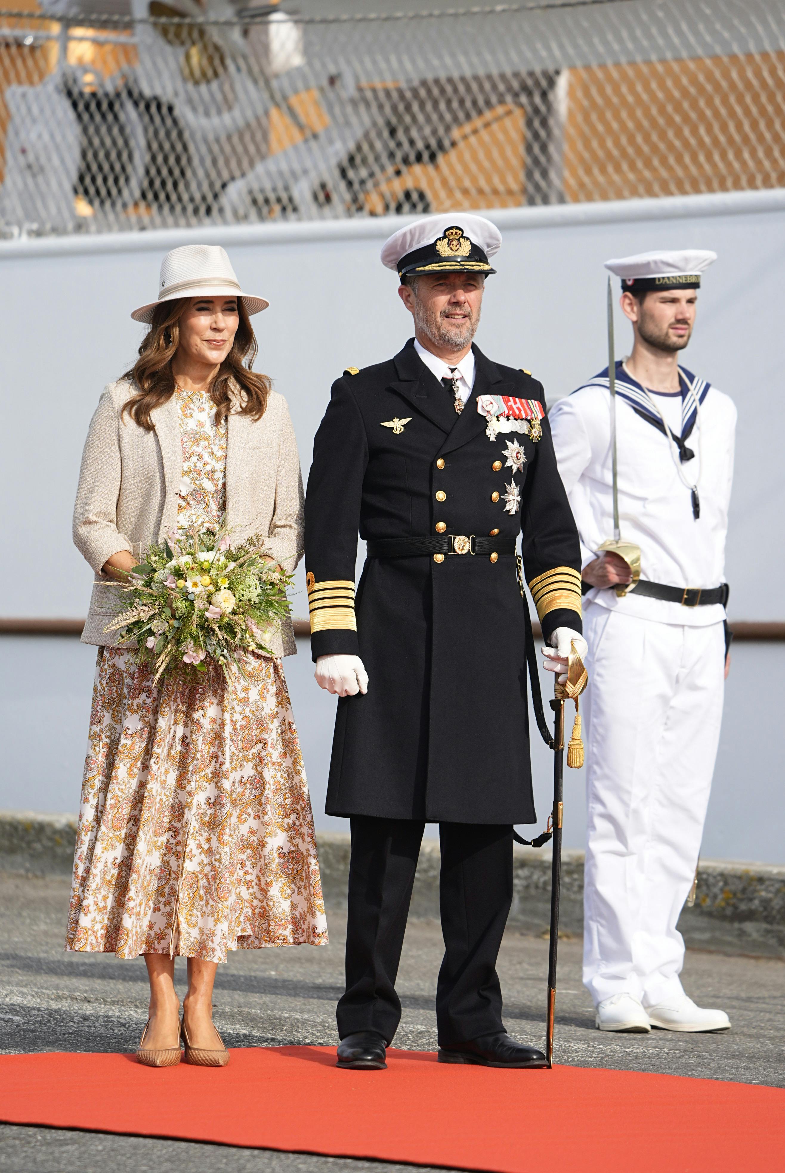 Dronning Mary og kong Frederik ved ankomsten.