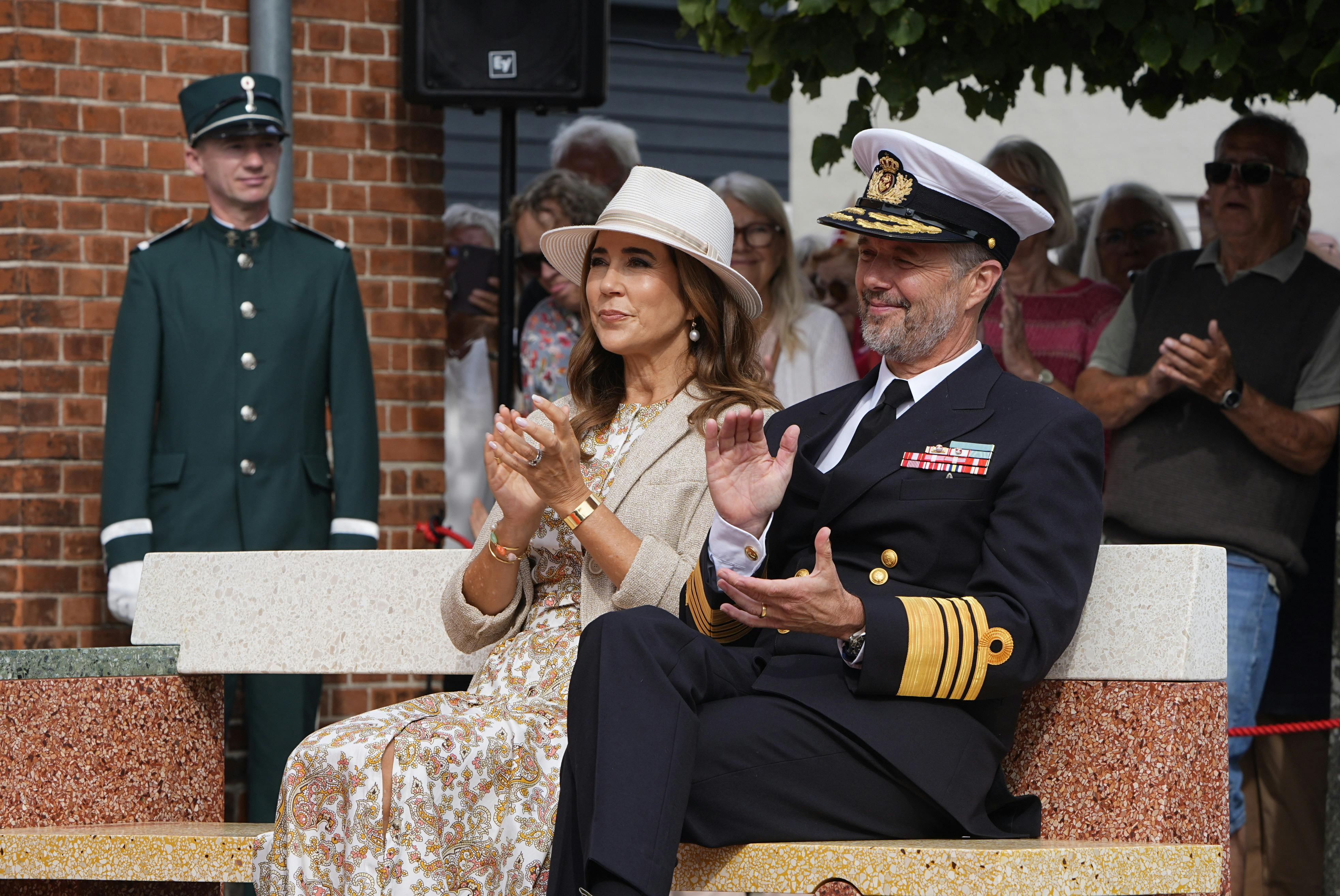 Dronning Mary og kong Frederik var i højt humør på Anton Rosens Plads. 