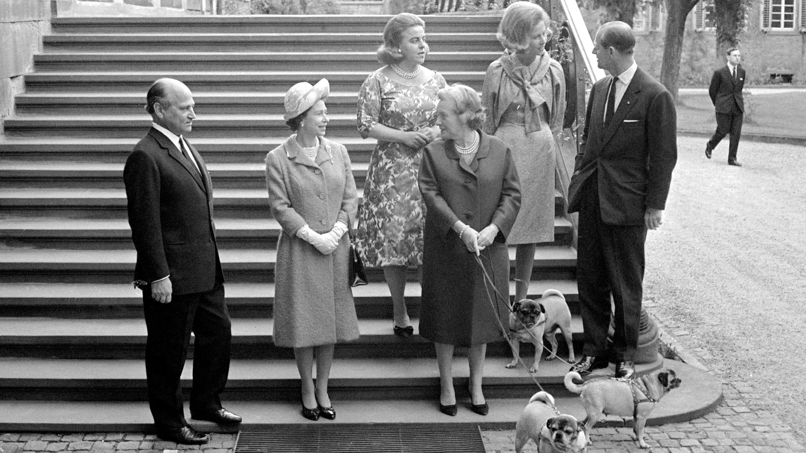 Fra venstre er det prins Ludwig, dronning Elizabeth, prinsesse Beatrix af &nbsp;Hohenlohe&nbsp;Langenburg, prinsesse Margaret, prinsesse Dorothea af Windisch-Graetz og prins Philip.